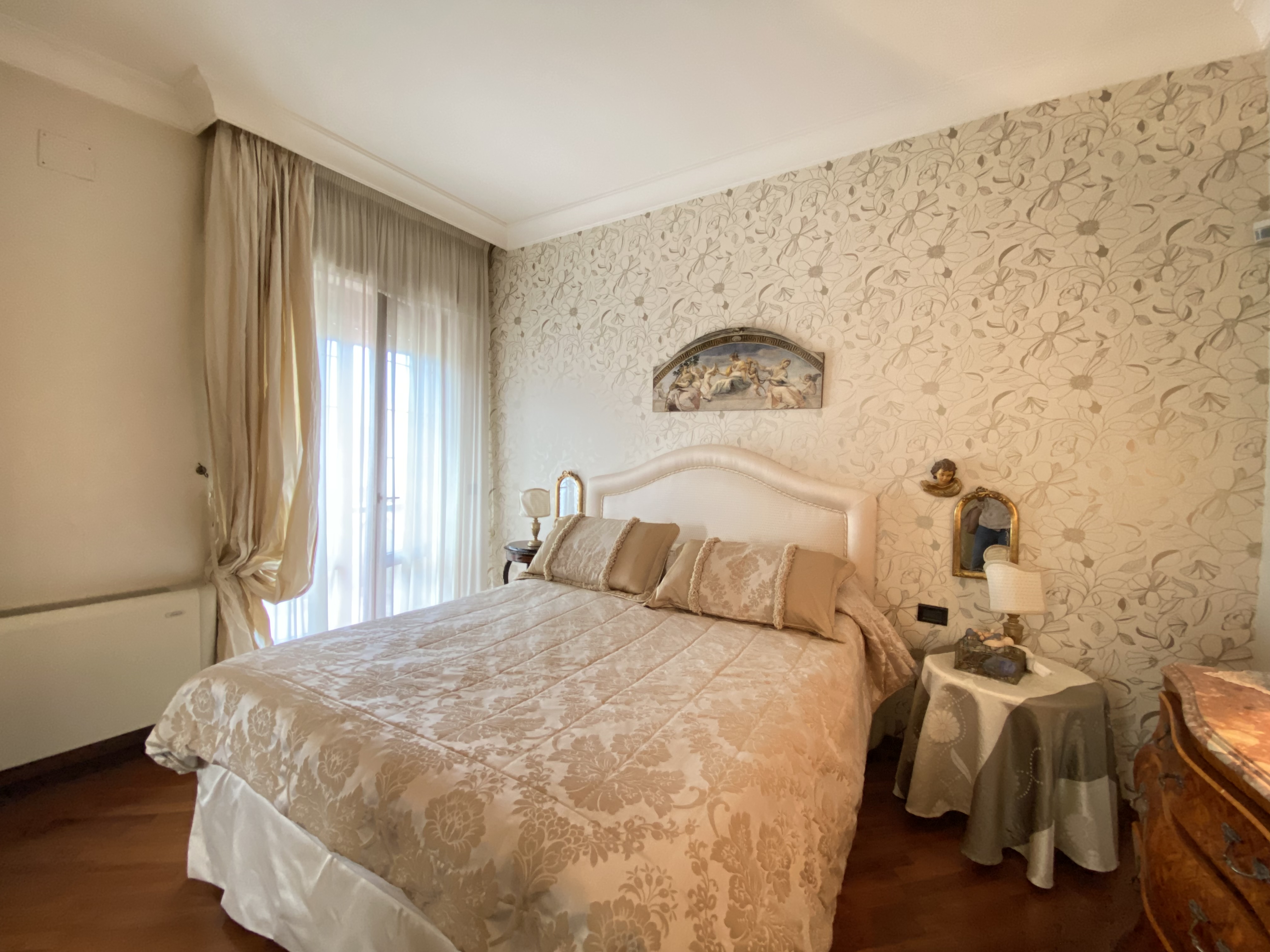 VILLA RIFINITA DISPOSTA SU TRE LIVELLI CON AMPIO GIARDINO