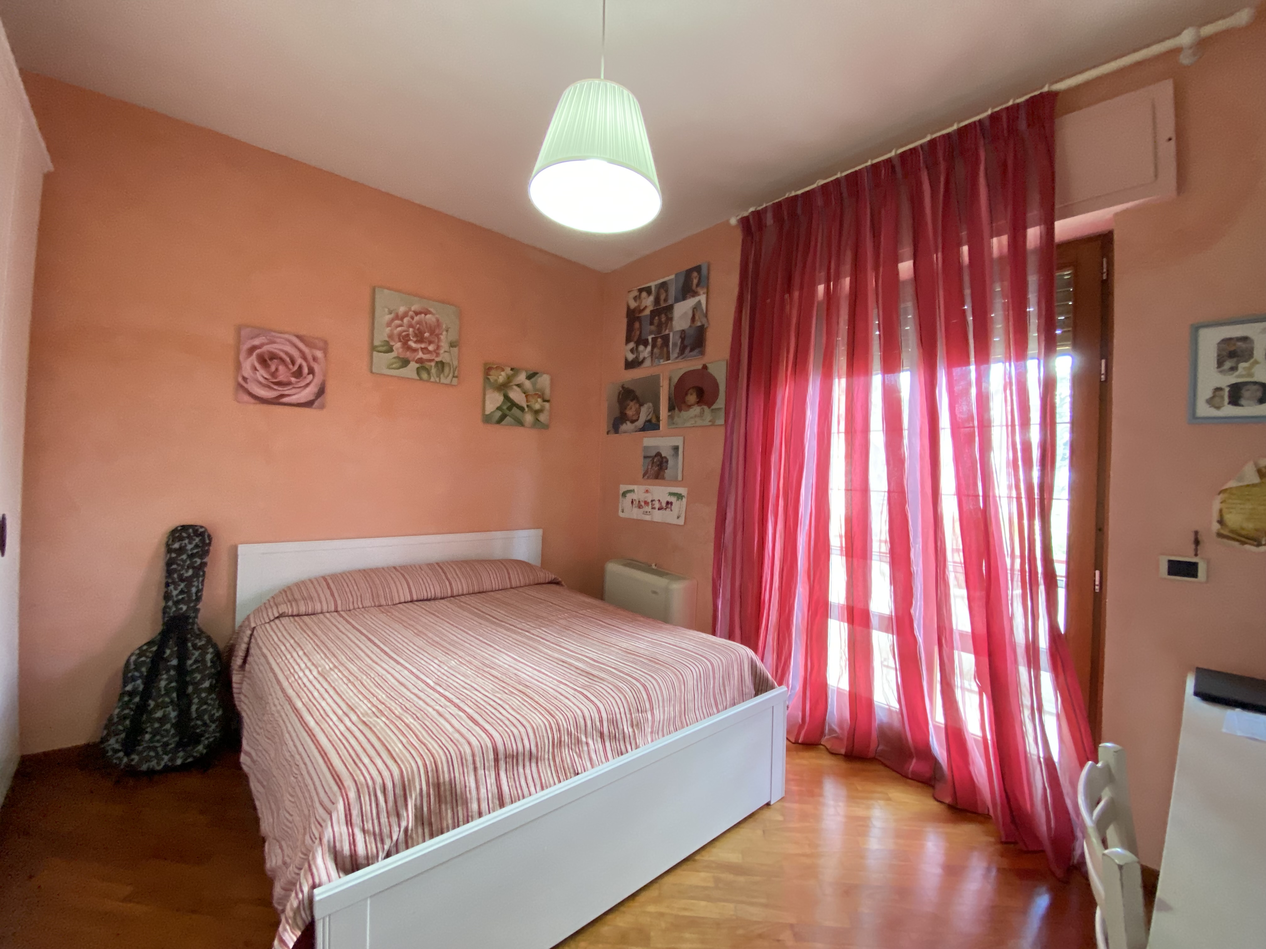VILLA RIFINITA DISPOSTA SU TRE LIVELLI CON AMPIO GIARDINO