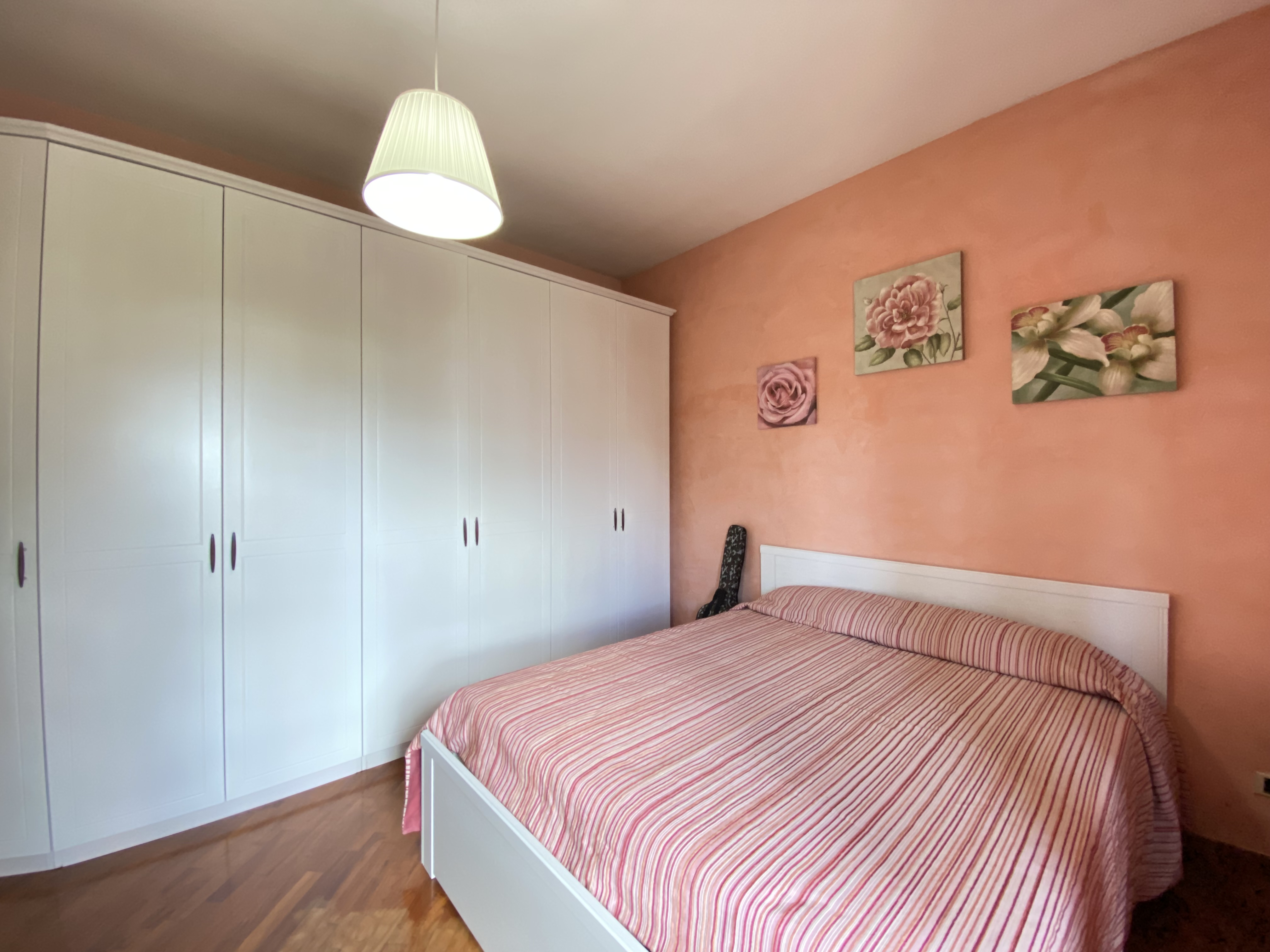 VILLA RIFINITA DISPOSTA SU TRE LIVELLI CON AMPIO GIARDINO