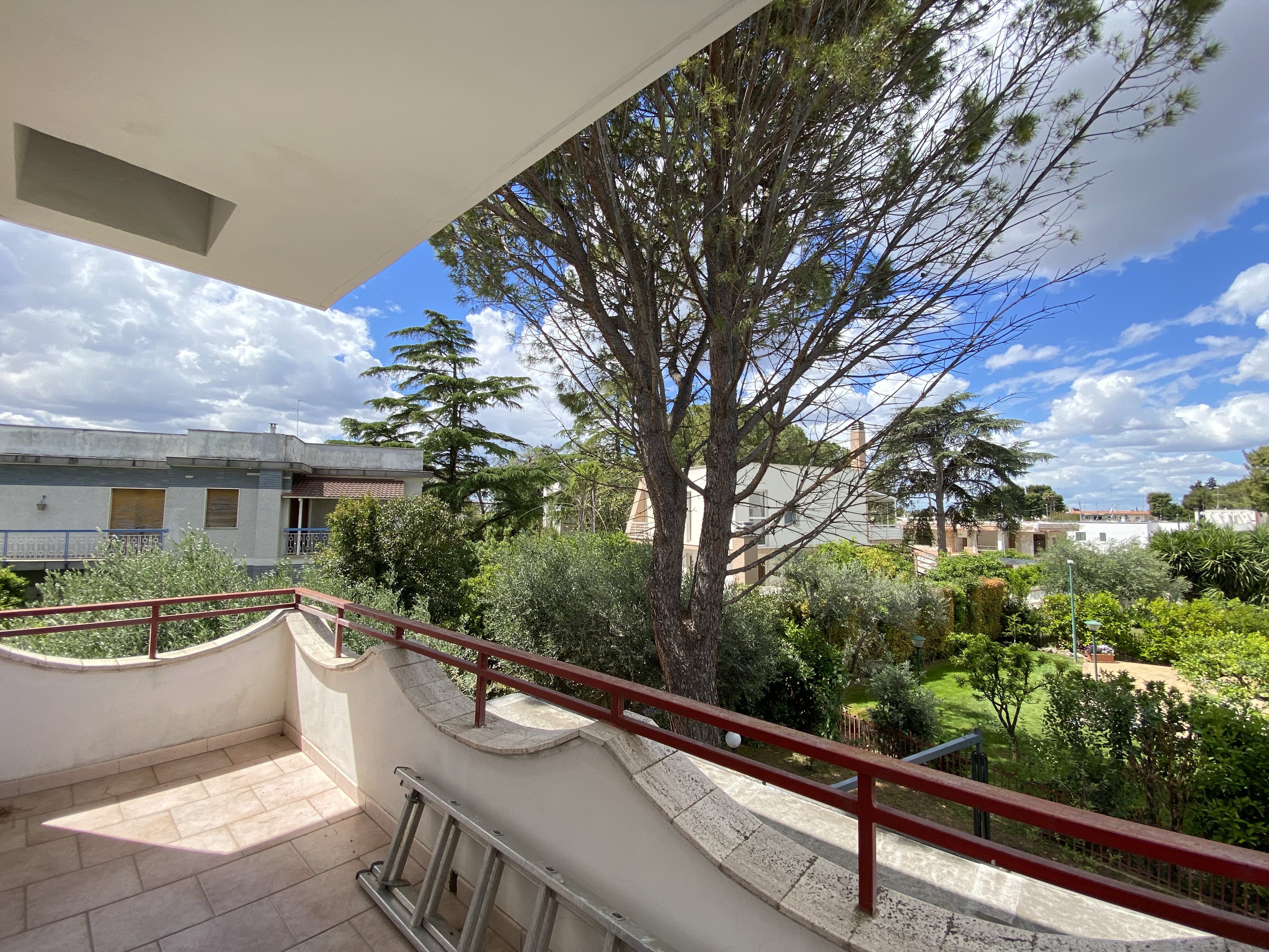 VILLA RIFINITA DISPOSTA SU TRE LIVELLI CON AMPIO GIARDINO
