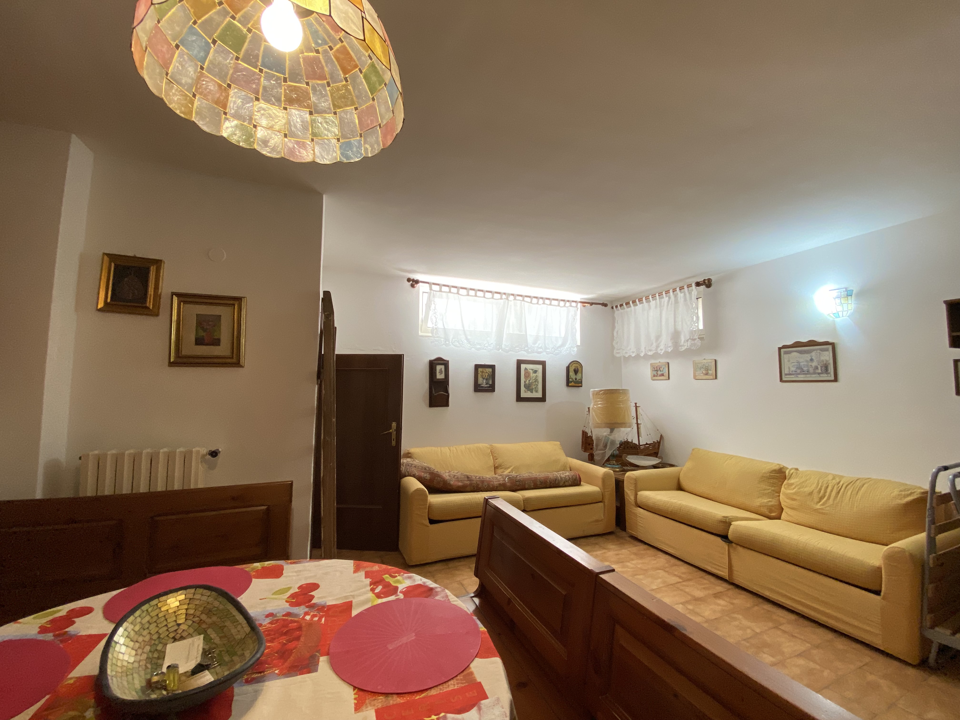 VILLA RIFINITA DISPOSTA SU TRE LIVELLI CON AMPIO GIARDINO