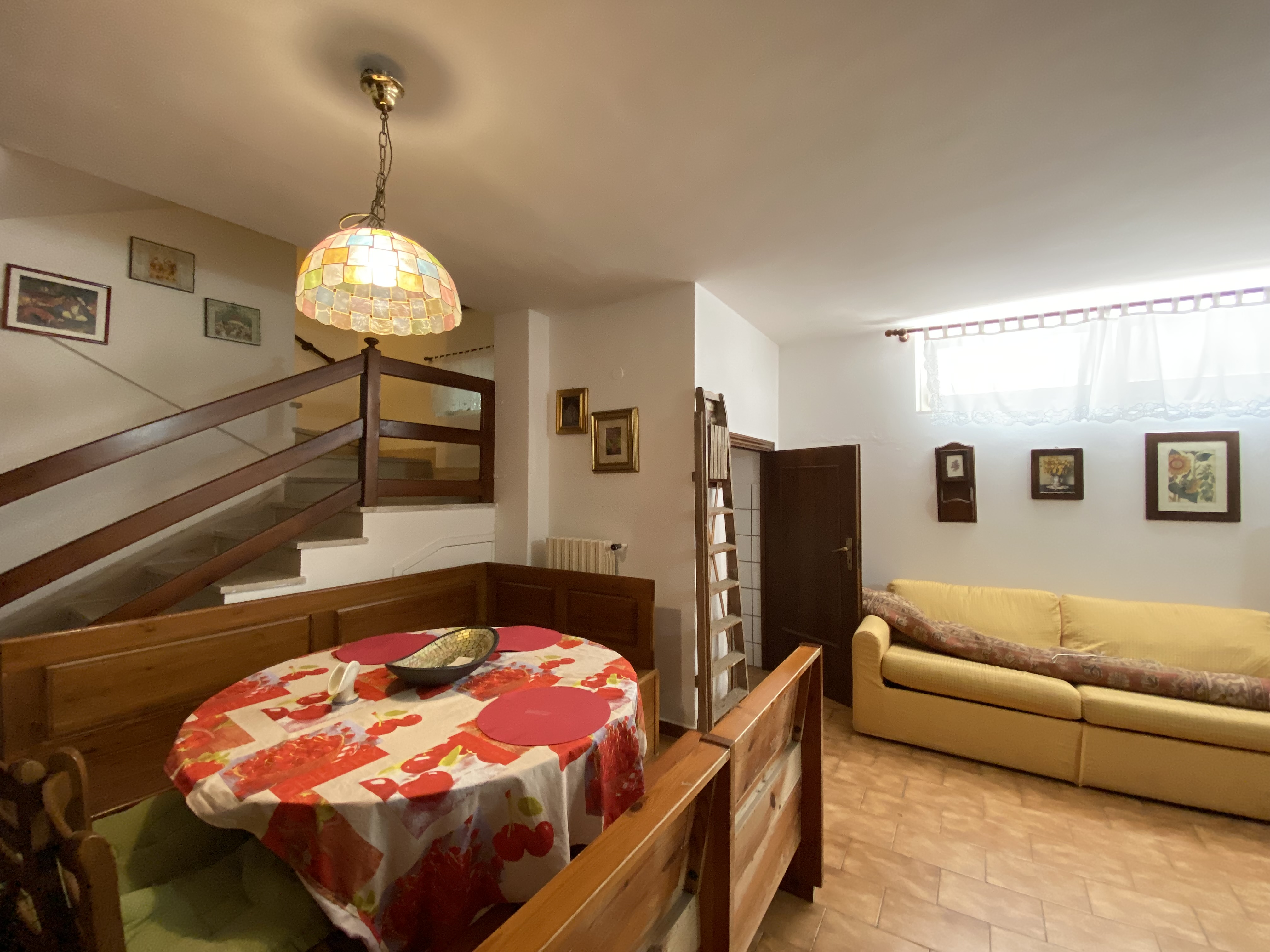 VILLA RIFINITA DISPOSTA SU TRE LIVELLI CON AMPIO GIARDINO