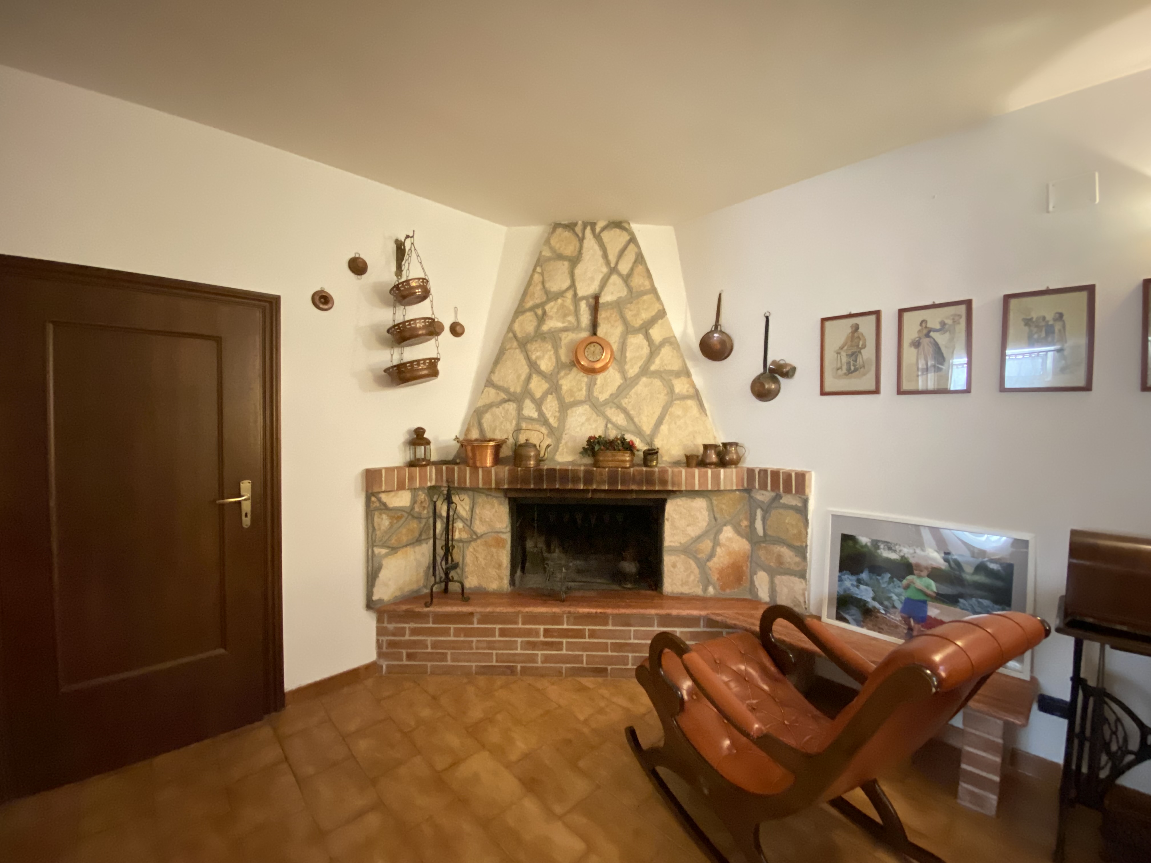 VILLA RIFINITA DISPOSTA SU TRE LIVELLI CON AMPIO GIARDINO