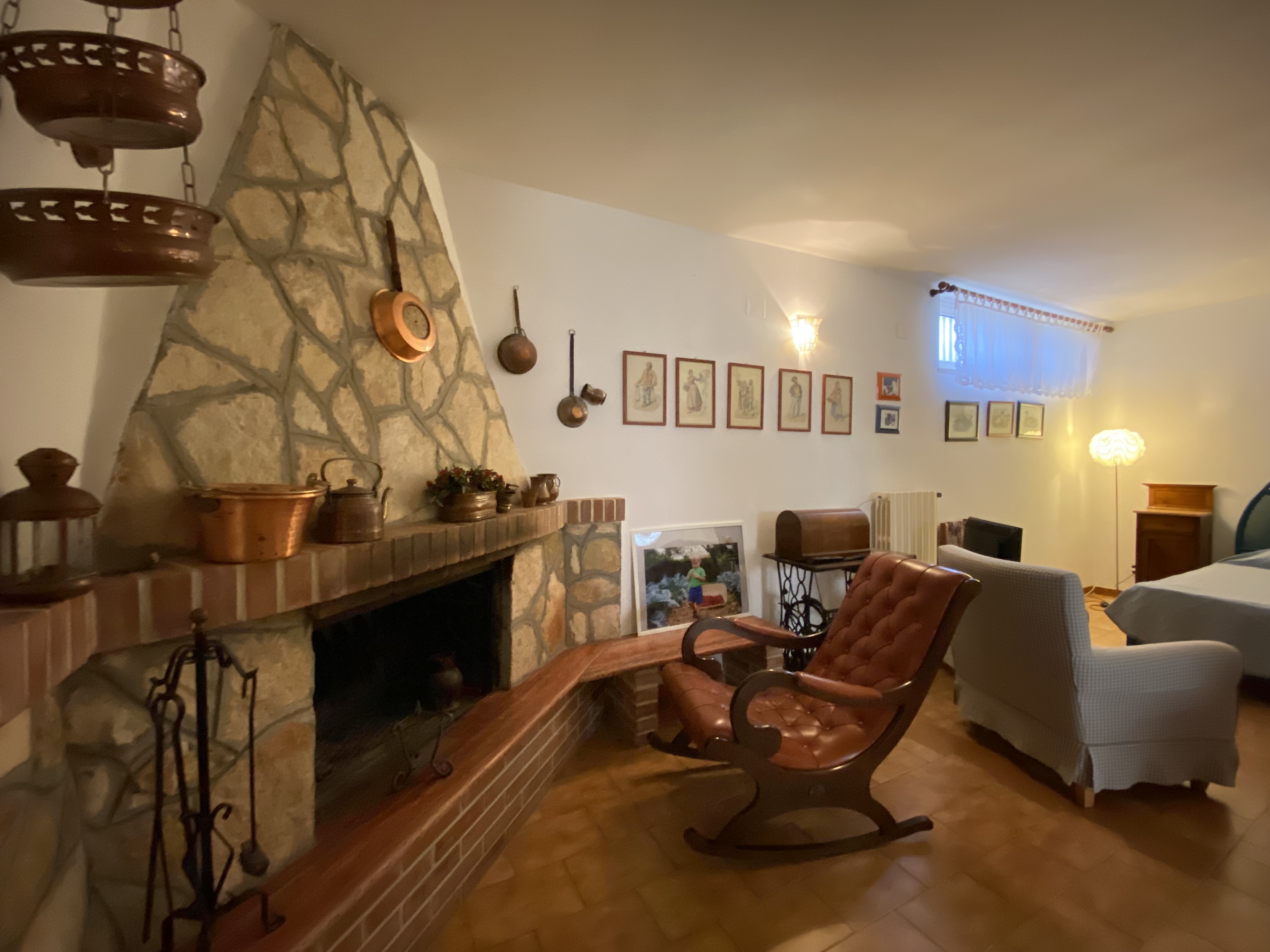 VILLA RIFINITA DISPOSTA SU TRE LIVELLI CON AMPIO GIARDINO