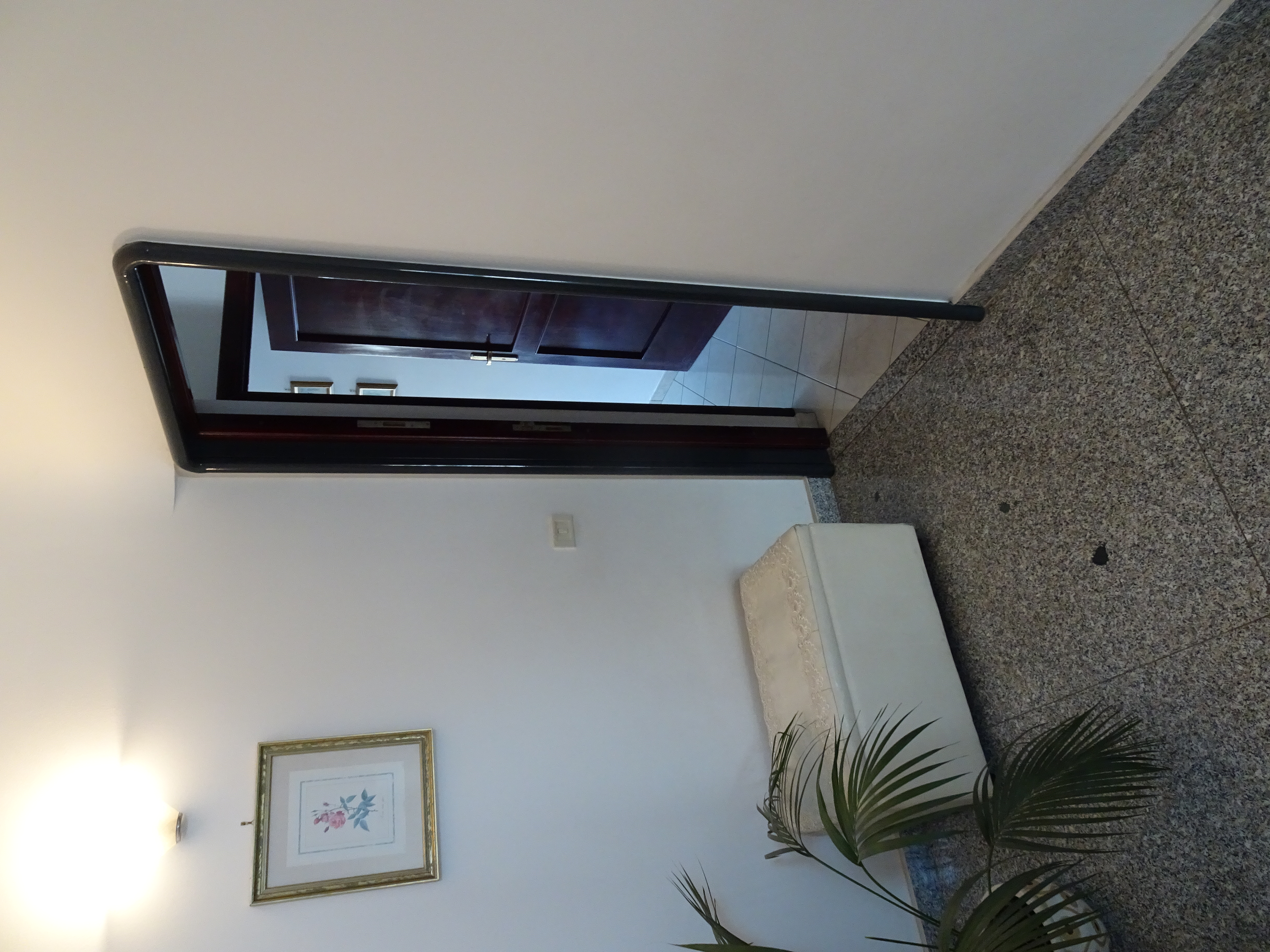 Ingresso indipendente, ampio 3 vani con doppi servizi, soffitta, terrazzo e box