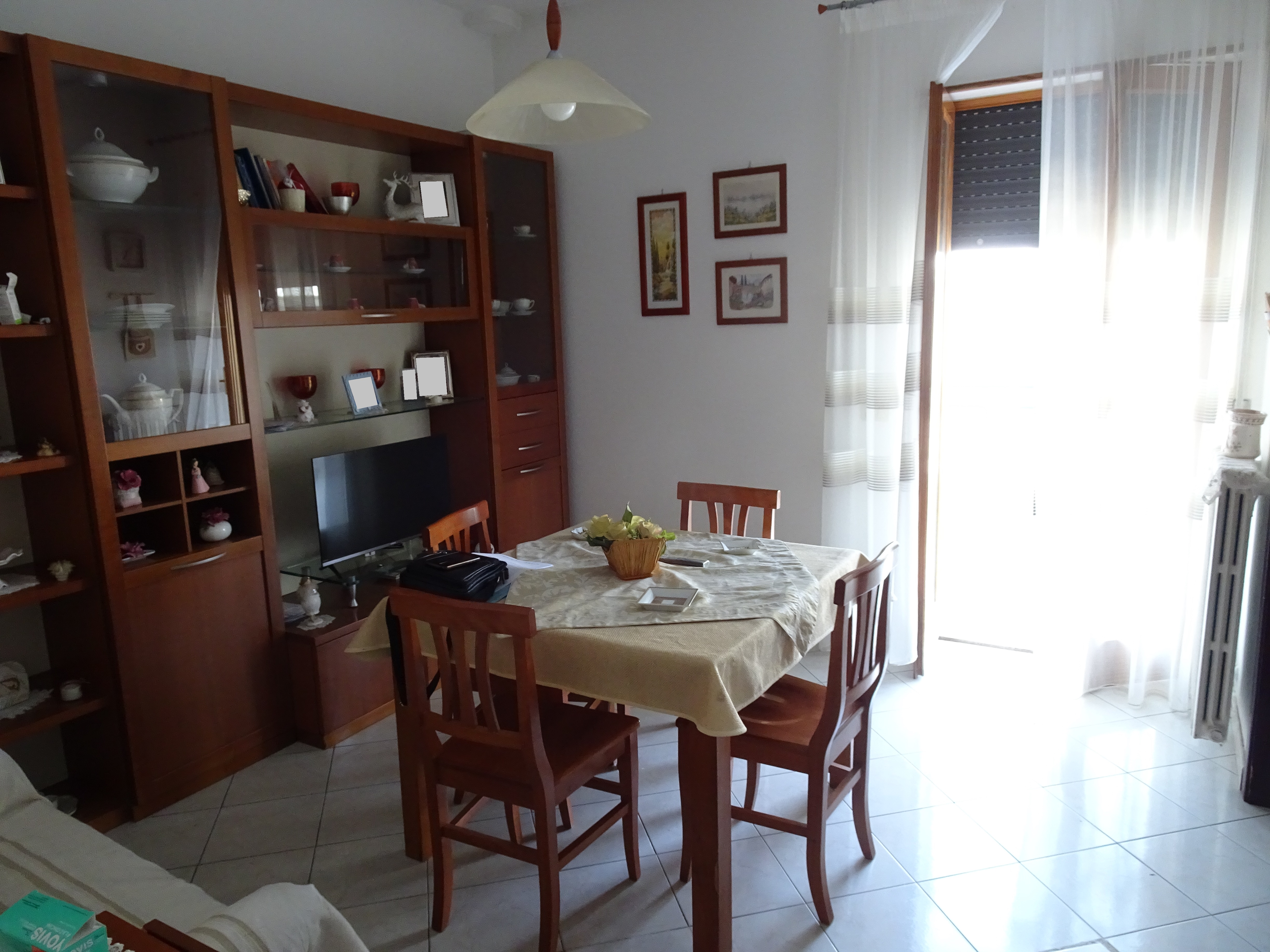 Ingresso indipendente, ampio 3 vani con doppi servizi, soffitta, terrazzo e box