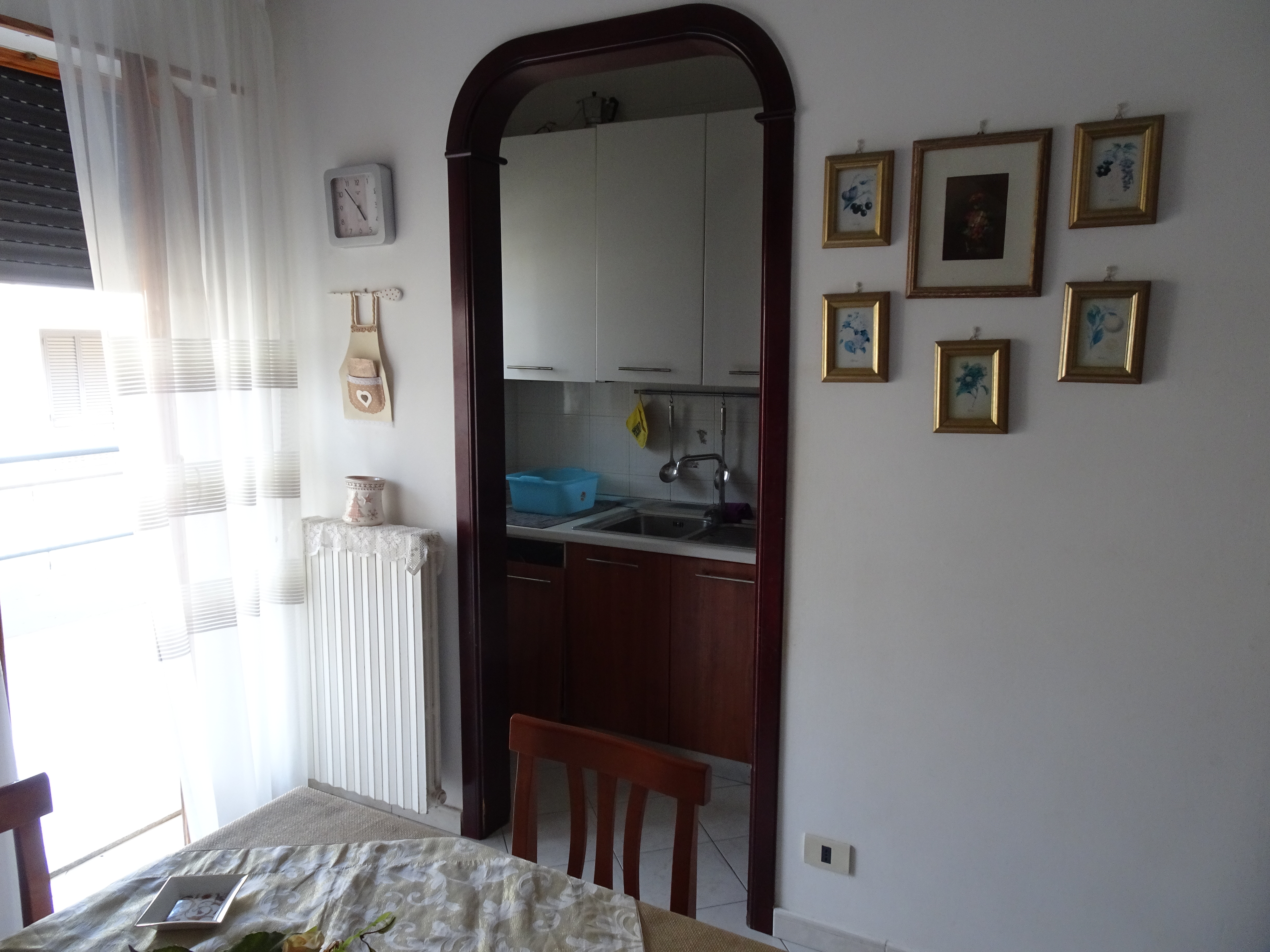 Ingresso indipendente, ampio 3 vani con doppi servizi, soffitta, terrazzo e box