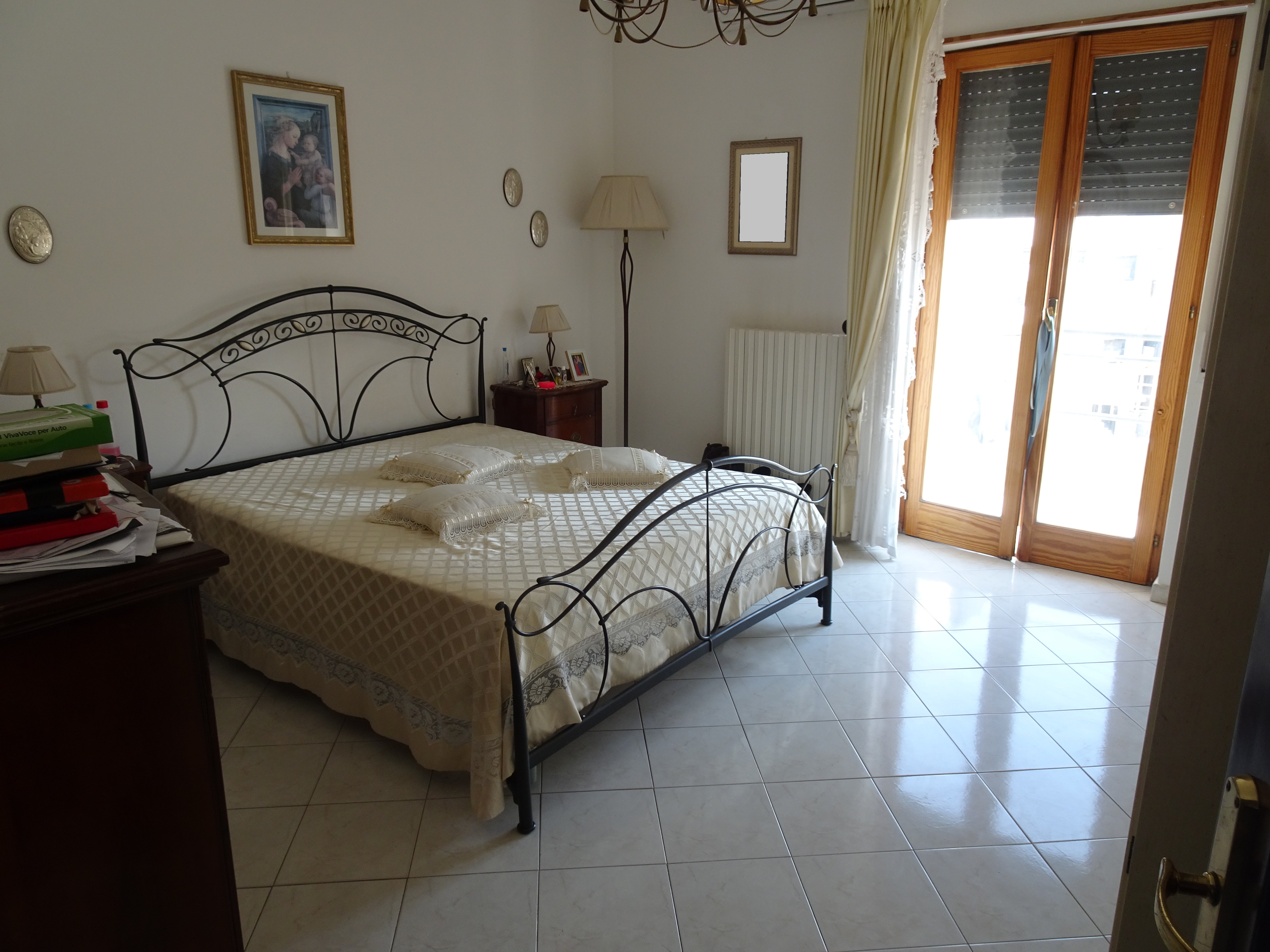Ingresso indipendente, ampio 3 vani con doppi servizi, soffitta, terrazzo e box