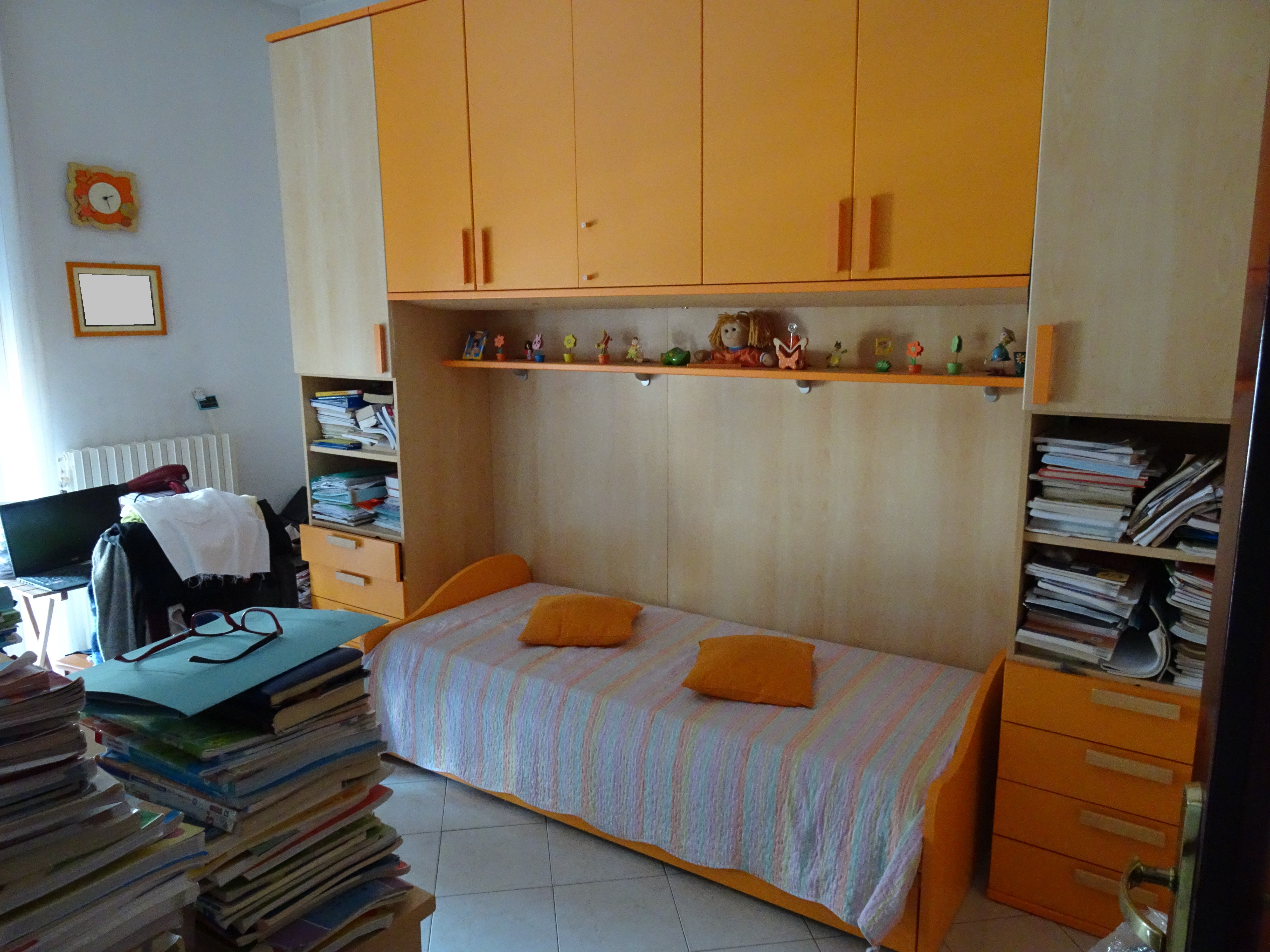 Ingresso indipendente, ampio 3 vani con doppi servizi, soffitta, terrazzo e box