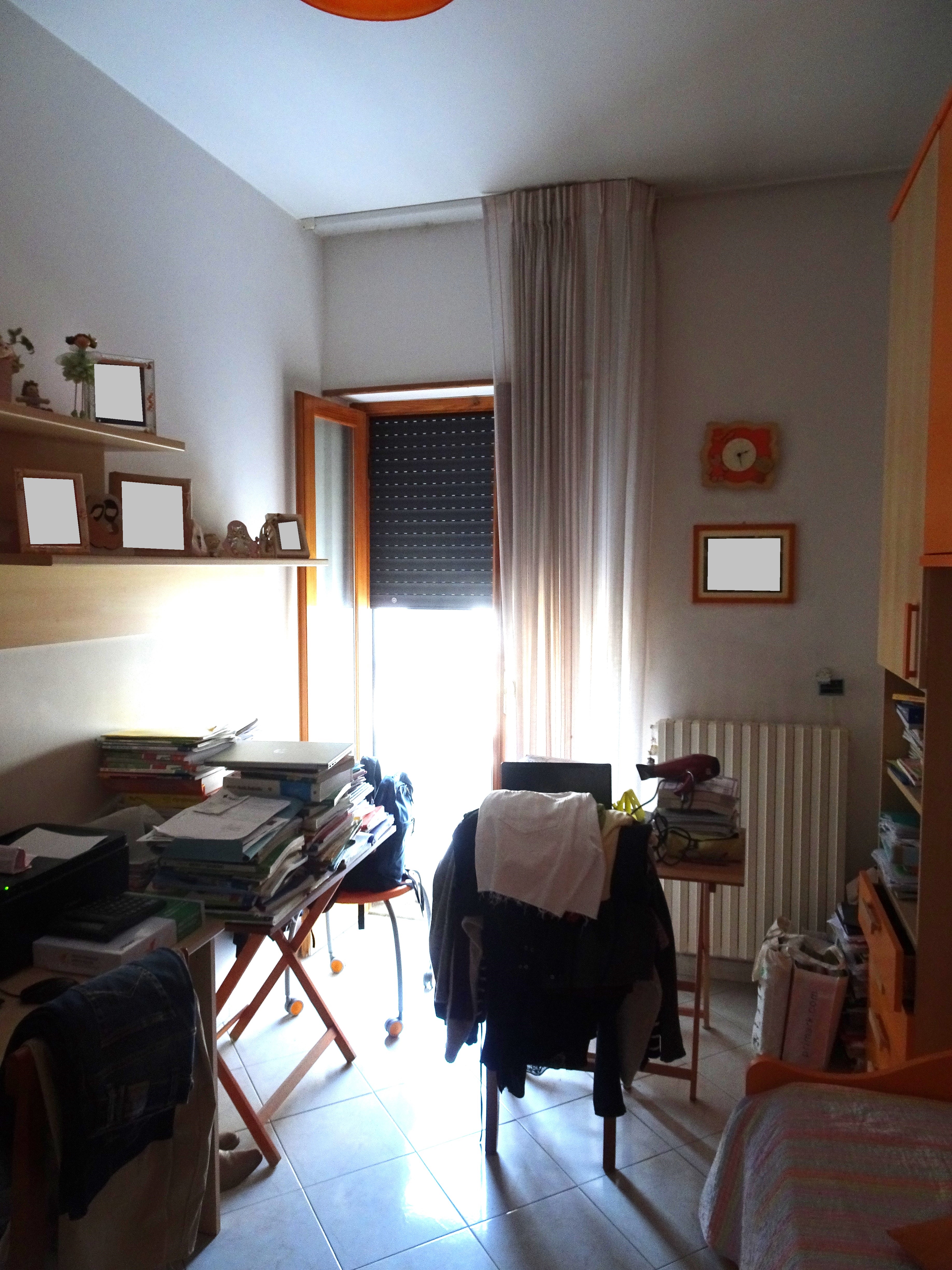 Ingresso indipendente, ampio 3 vani con doppi servizi, soffitta, terrazzo e box