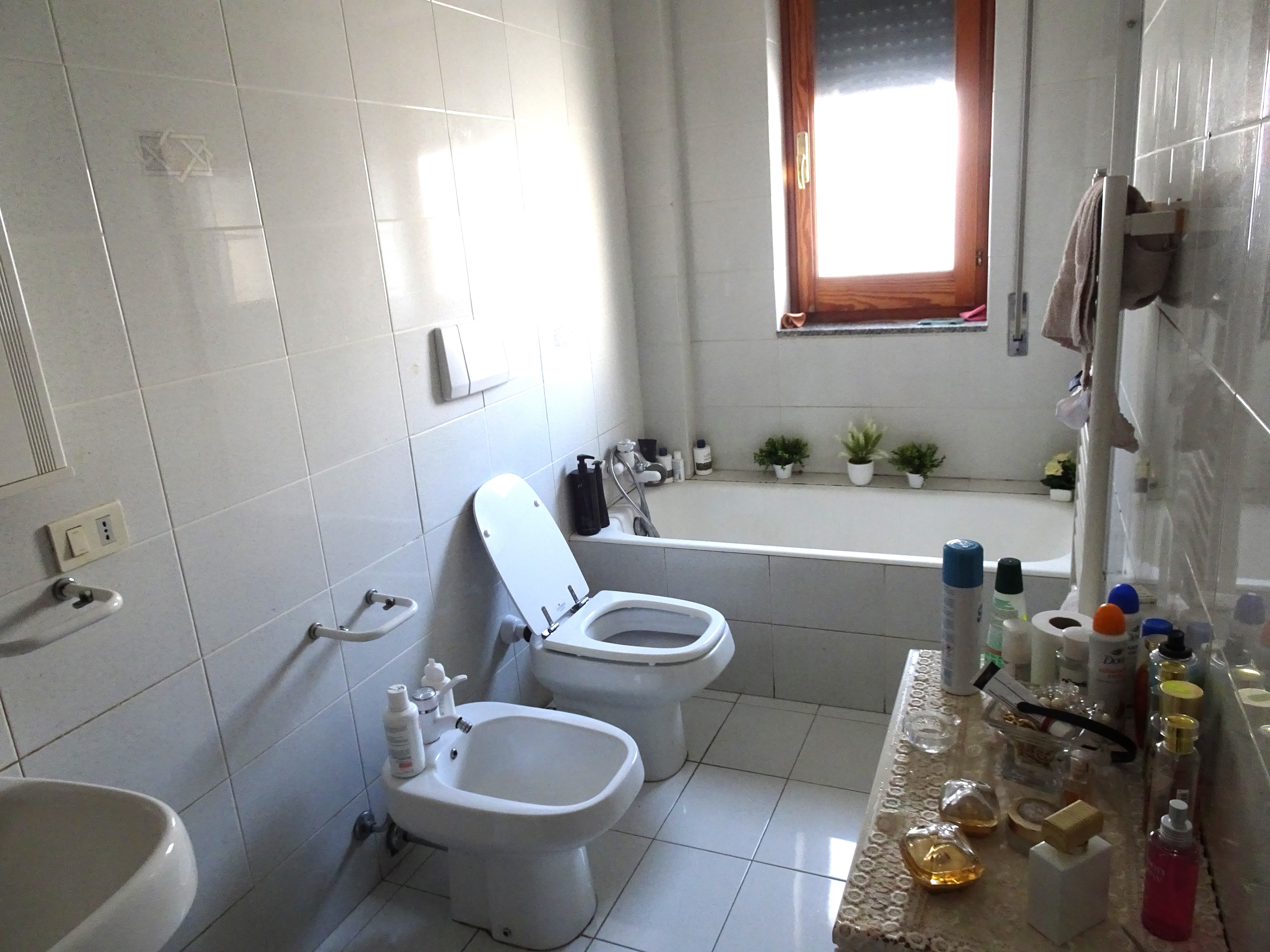 Ingresso indipendente, ampio 3 vani con doppi servizi, soffitta, terrazzo e box