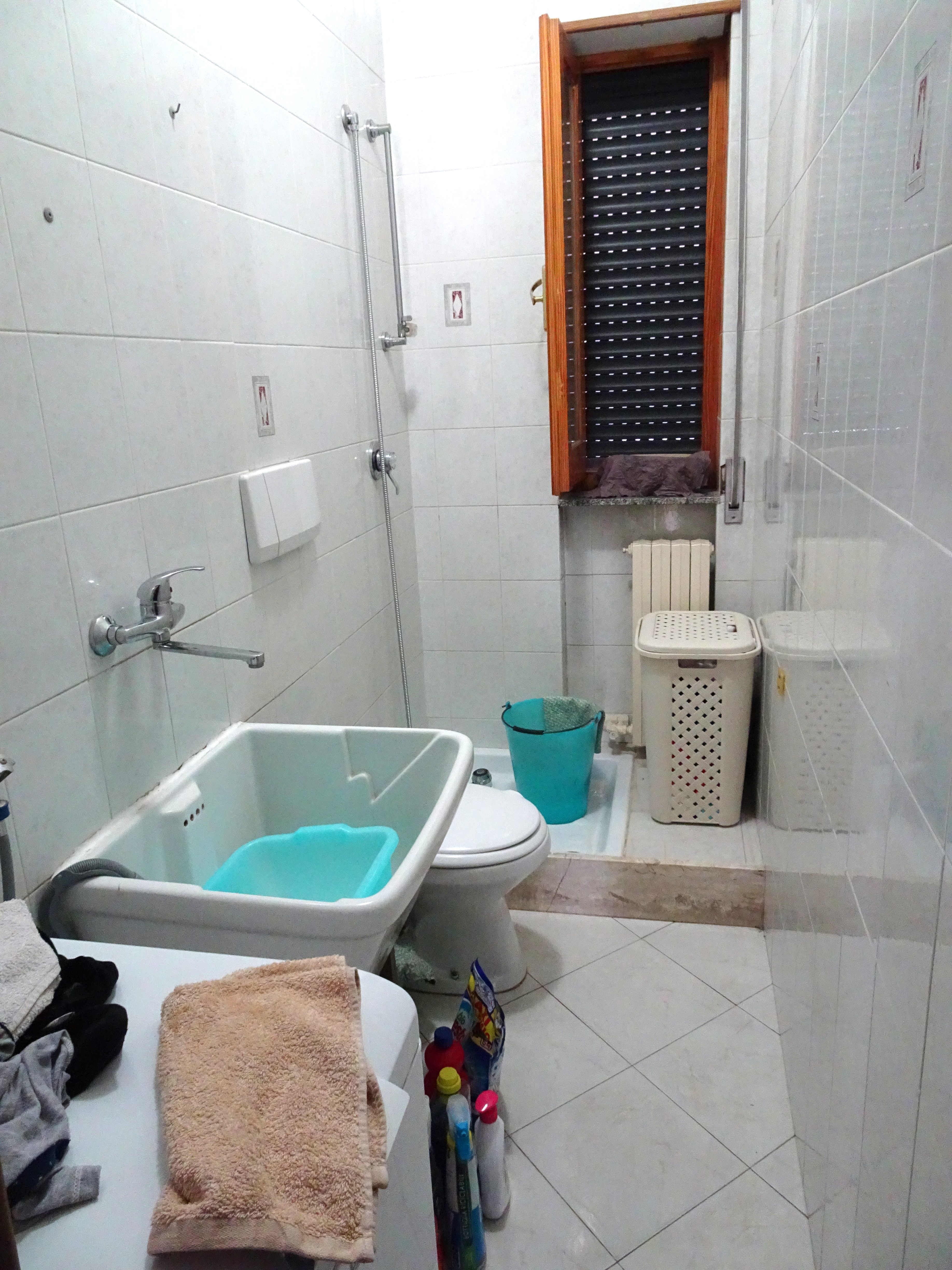 Ingresso indipendente, ampio 3 vani con doppi servizi, soffitta, terrazzo e box