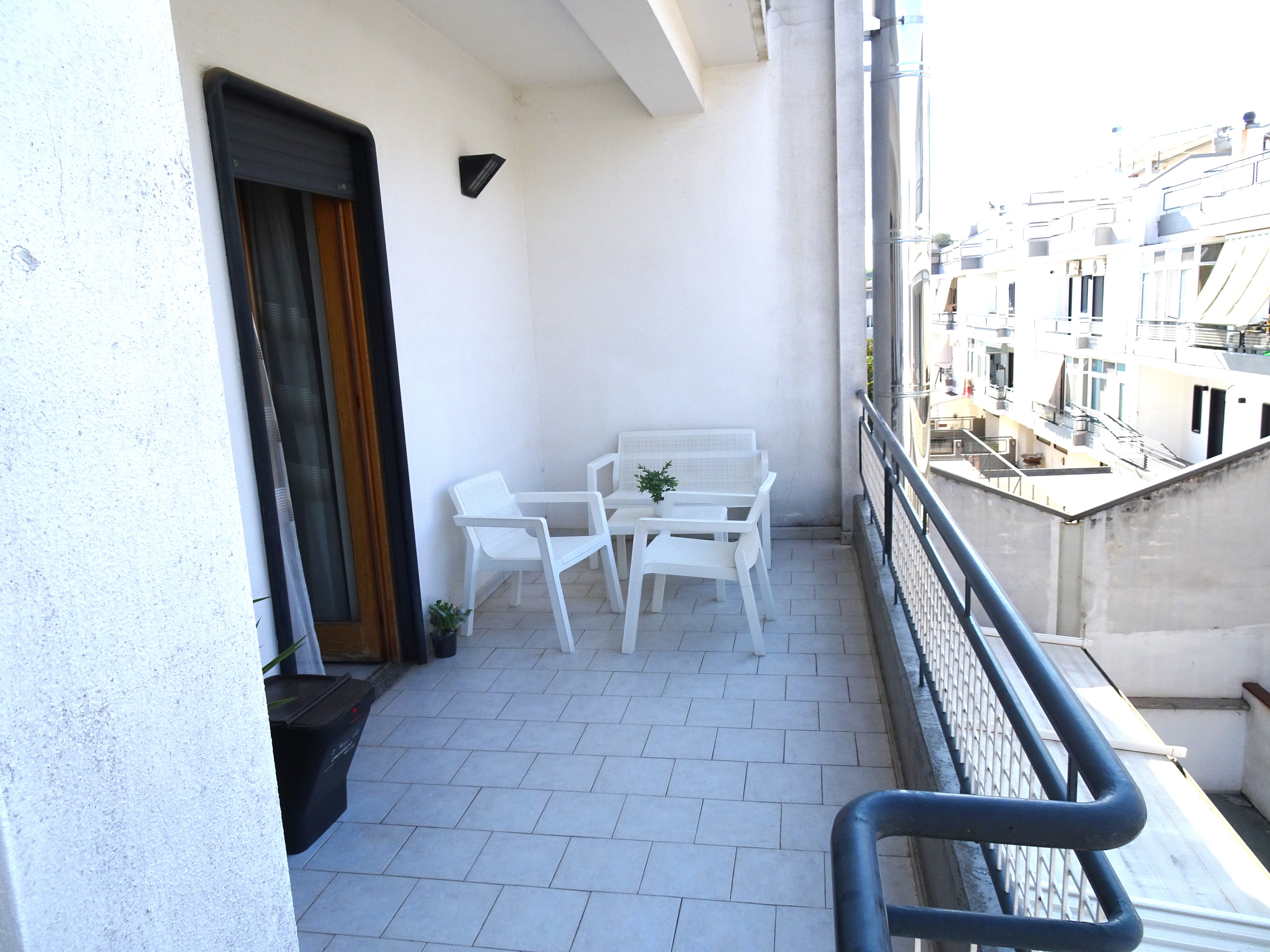 Ingresso indipendente, ampio 3 vani con doppi servizi, soffitta, terrazzo e box