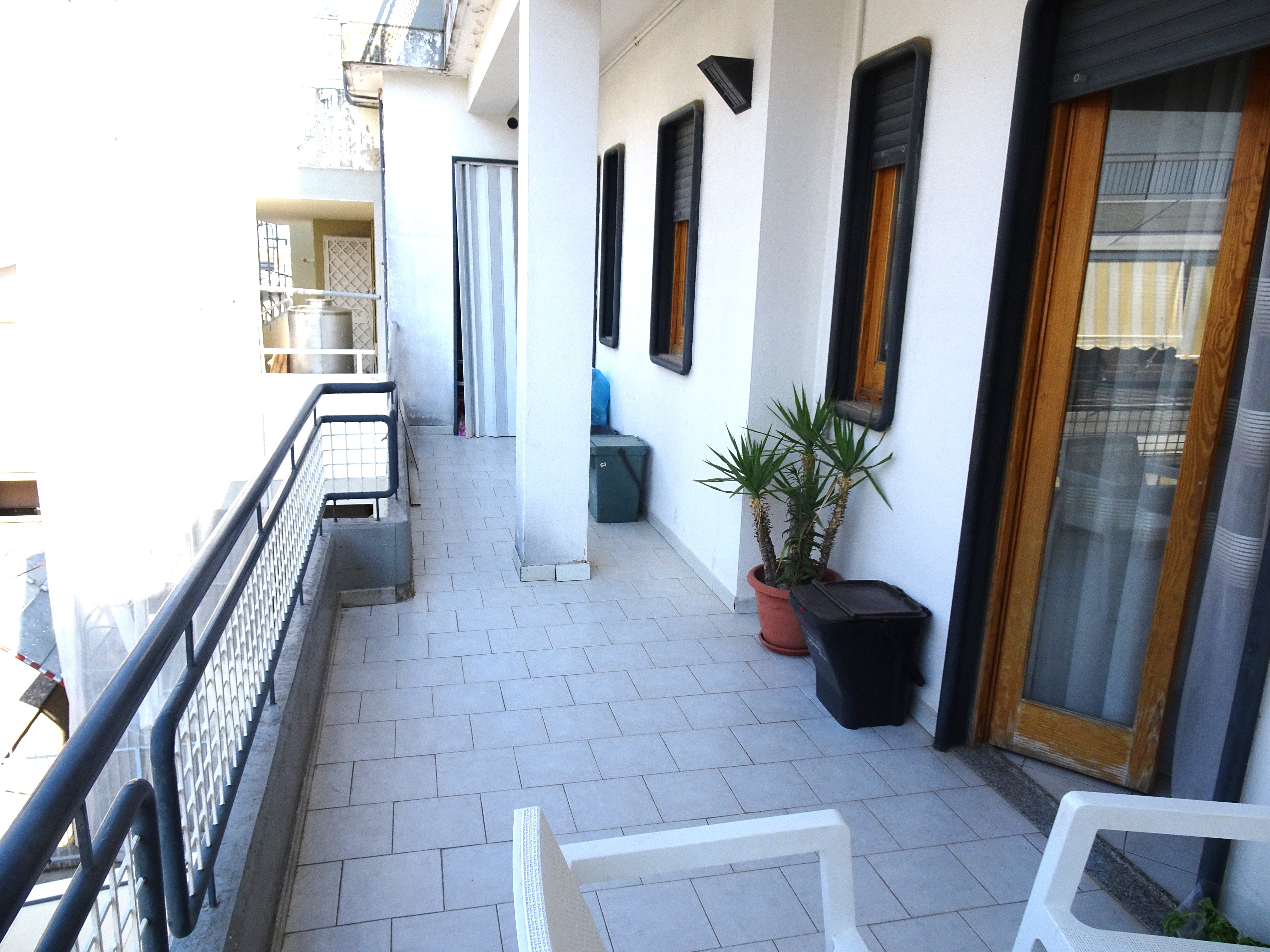Ingresso indipendente, ampio 3 vani con doppi servizi, soffitta, terrazzo e box