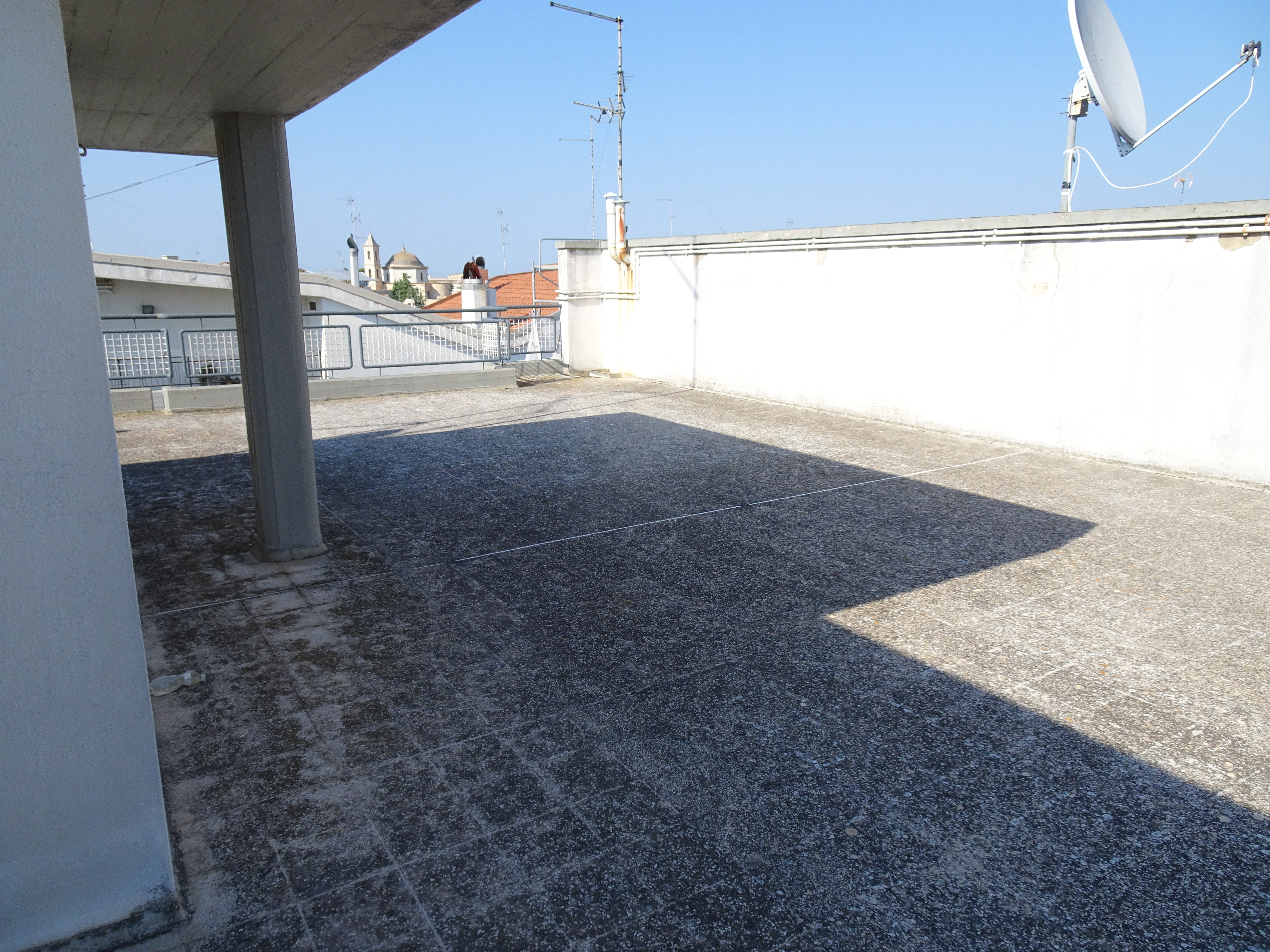 Ingresso indipendente, ampio 3 vani con doppi servizi, soffitta, terrazzo e box