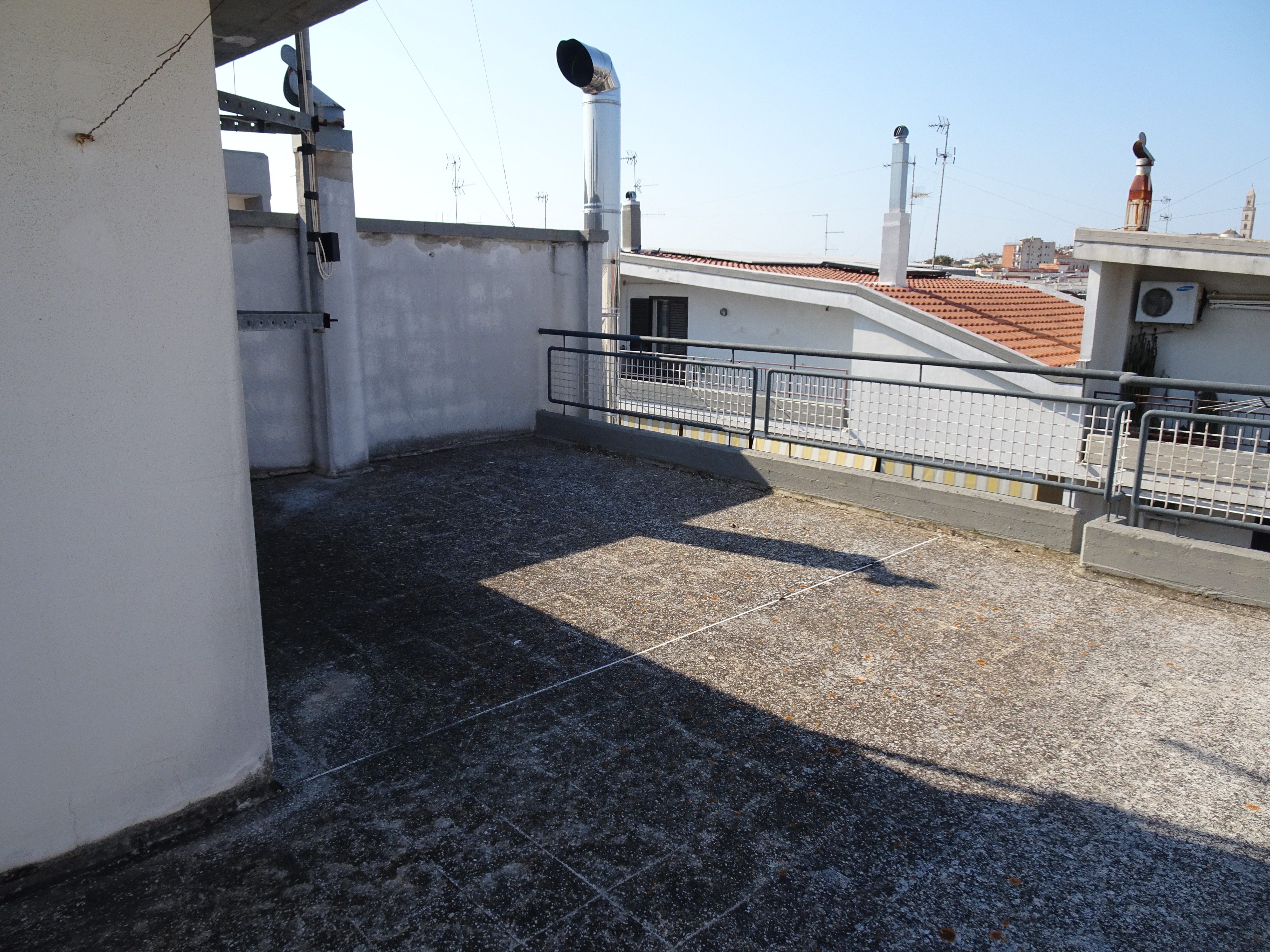Ingresso indipendente, ampio 3 vani con doppi servizi, soffitta, terrazzo e box