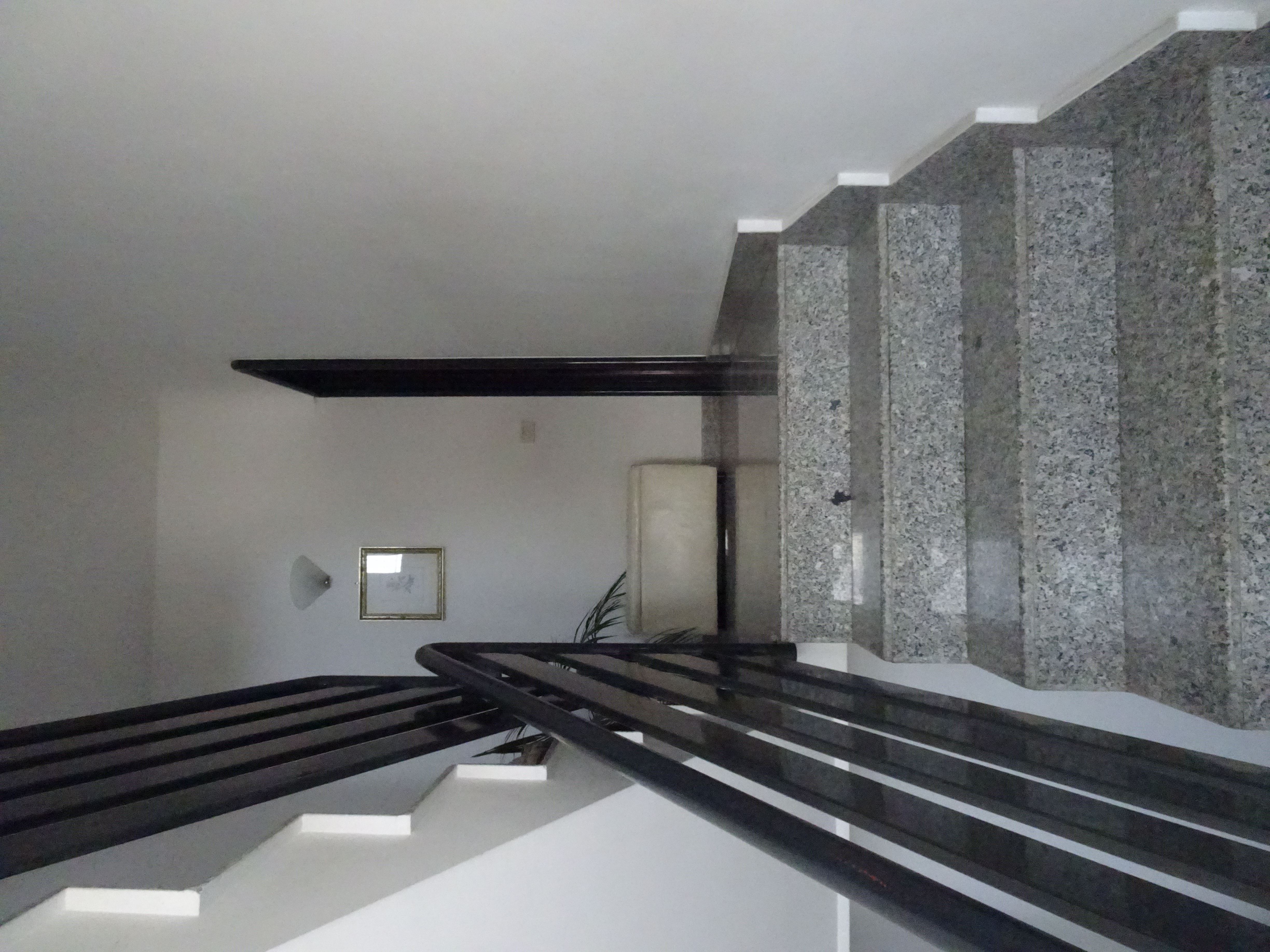 Ingresso indipendente, ampio 3 vani con doppi servizi, soffitta, terrazzo e box