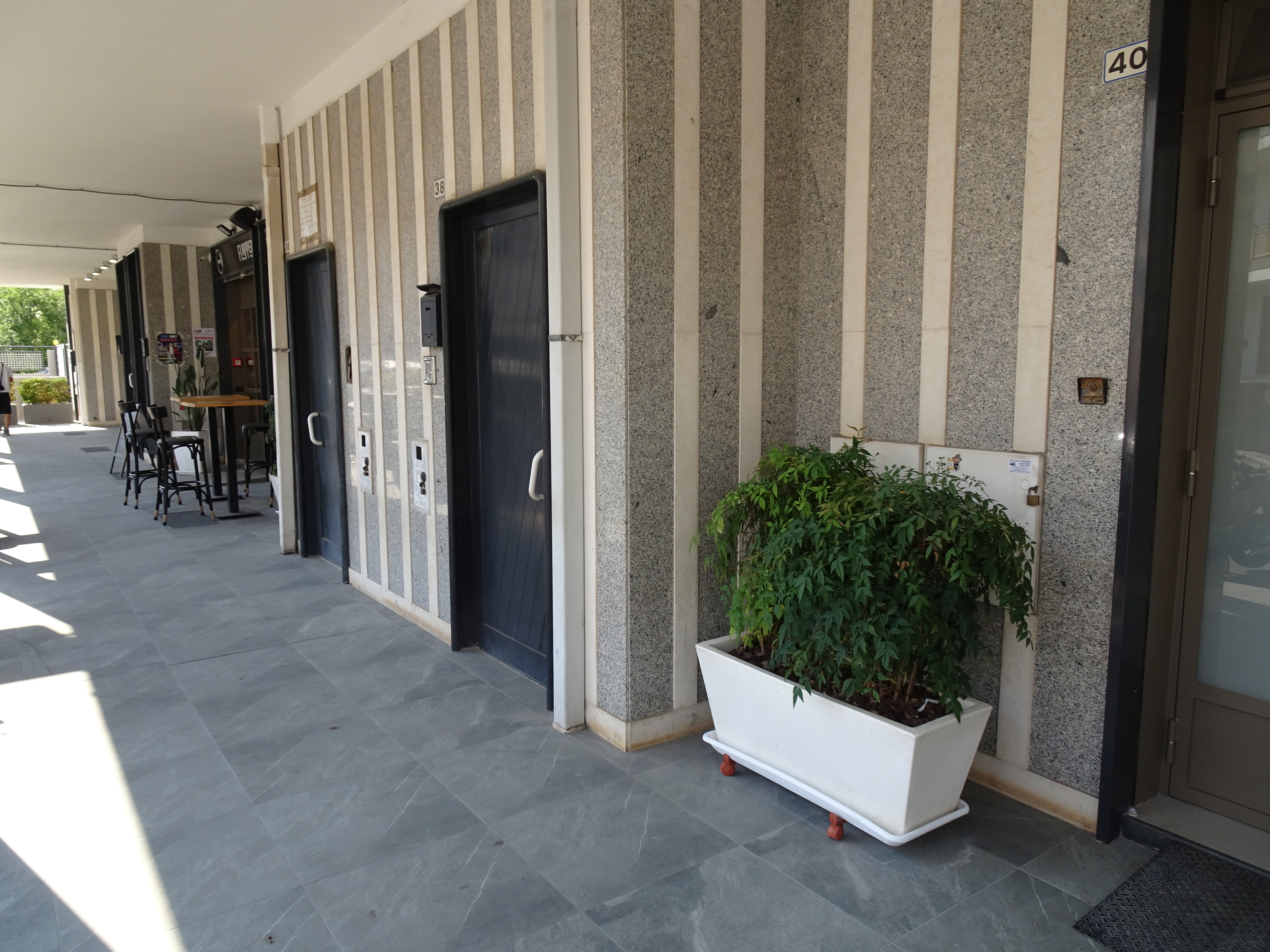 Ingresso indipendente, ampio 3 vani con doppi servizi, soffitta, terrazzo e box