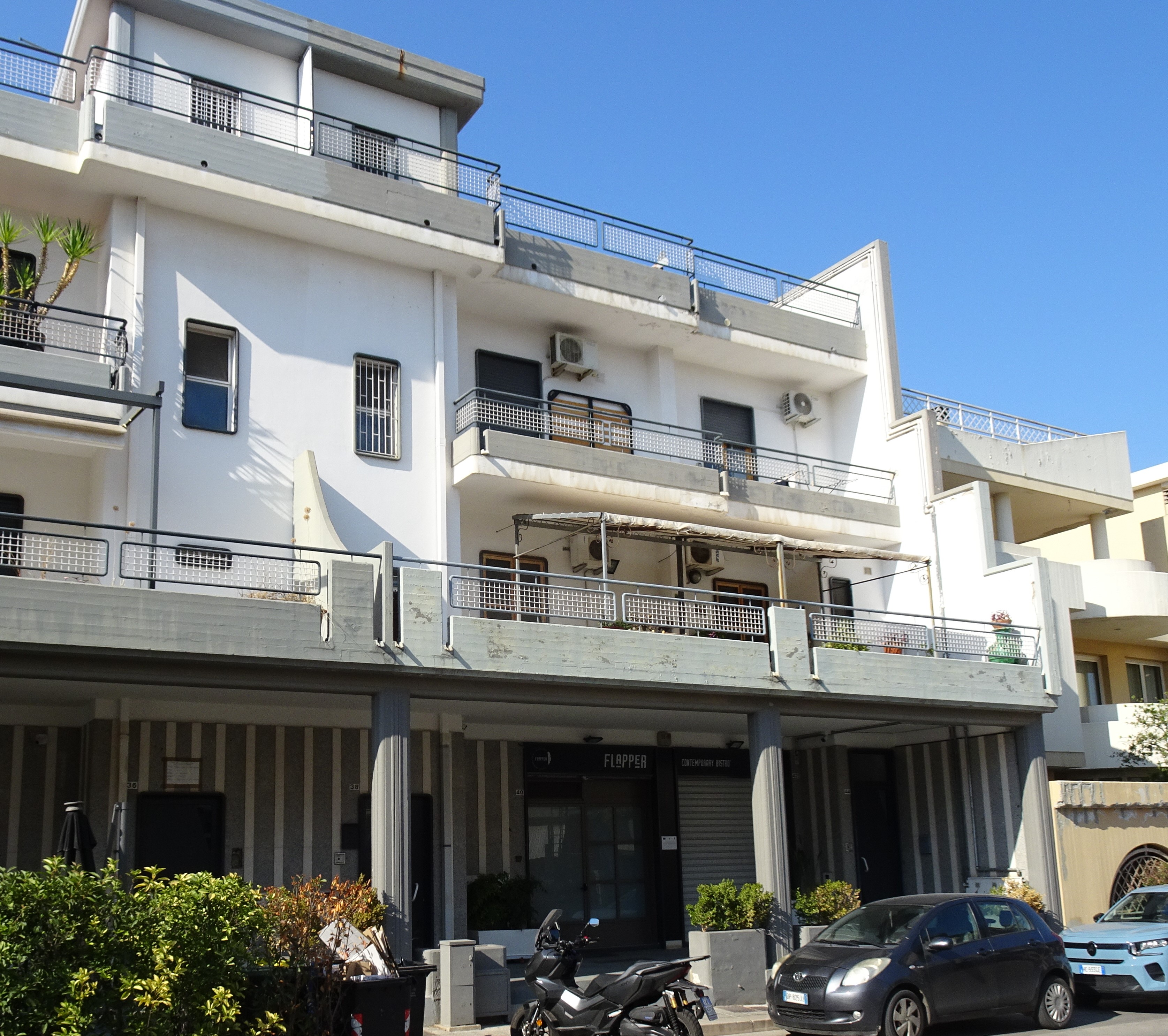 Ingresso indipendente, ampio 3 vani con doppi servizi, soffitta, terrazzo e box