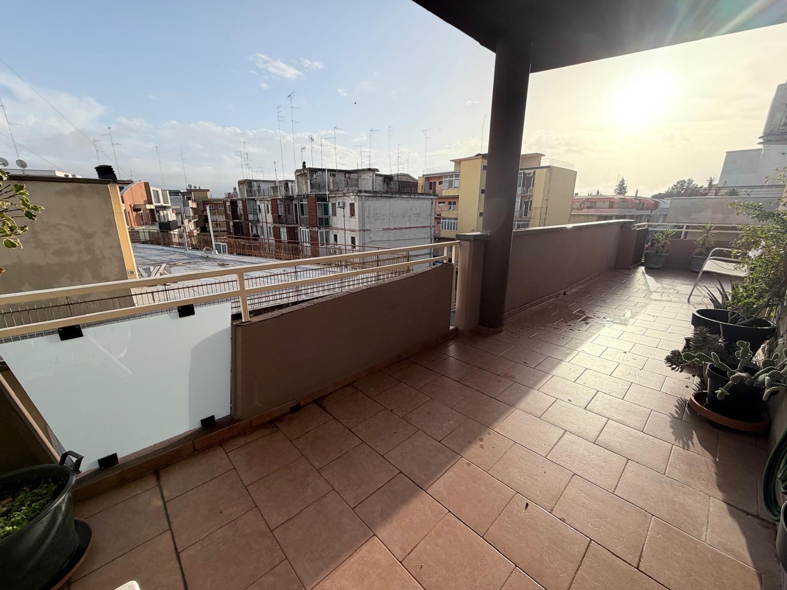 Rifinito attico con terrazzo e grandi balconi, mansarda pergolata e box auto – locato ottimo cliente