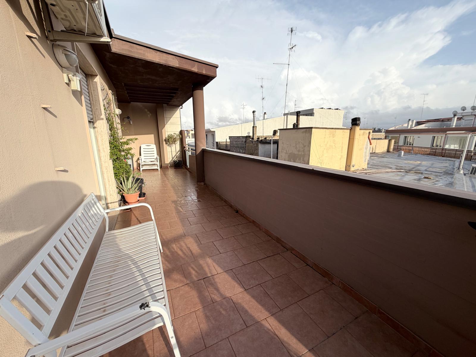 Rifinito attico con terrazzo e grandi balconi, mansarda pergolata e box auto – locato ottimo cliente