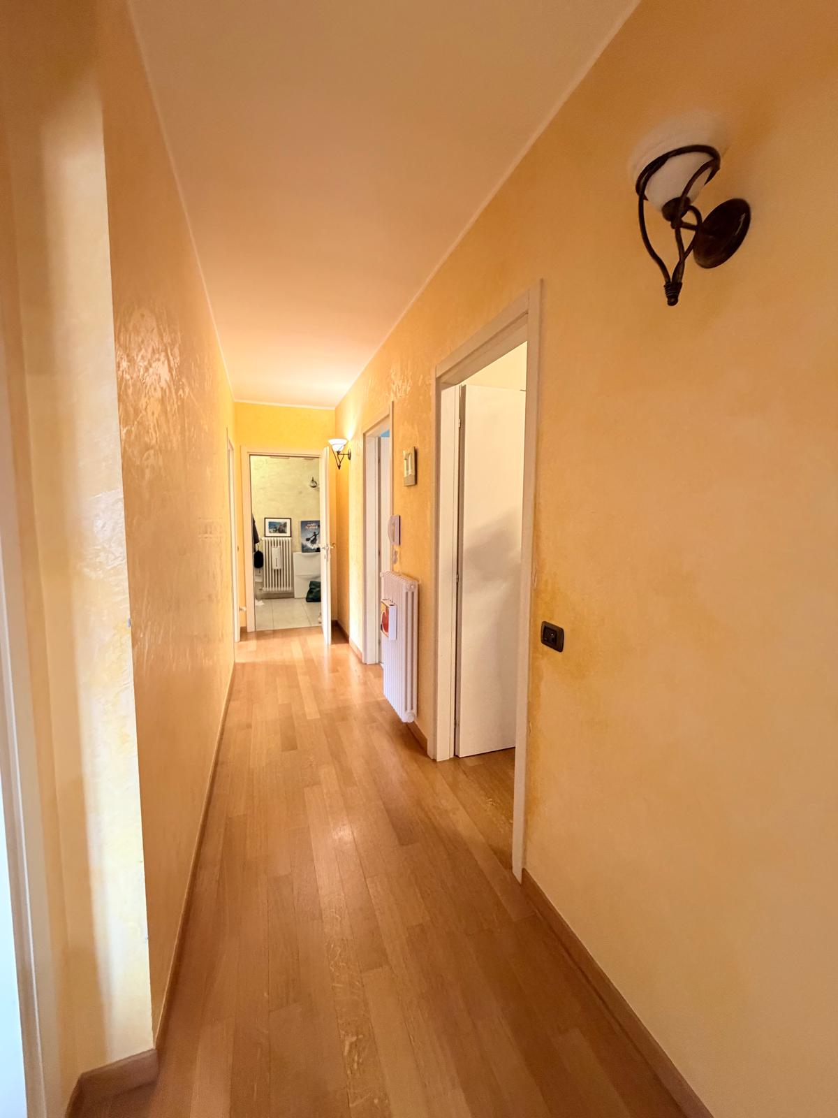 Rifinito attico con terrazzo e grandi balconi, mansarda pergolata e box auto – locato ottimo cliente