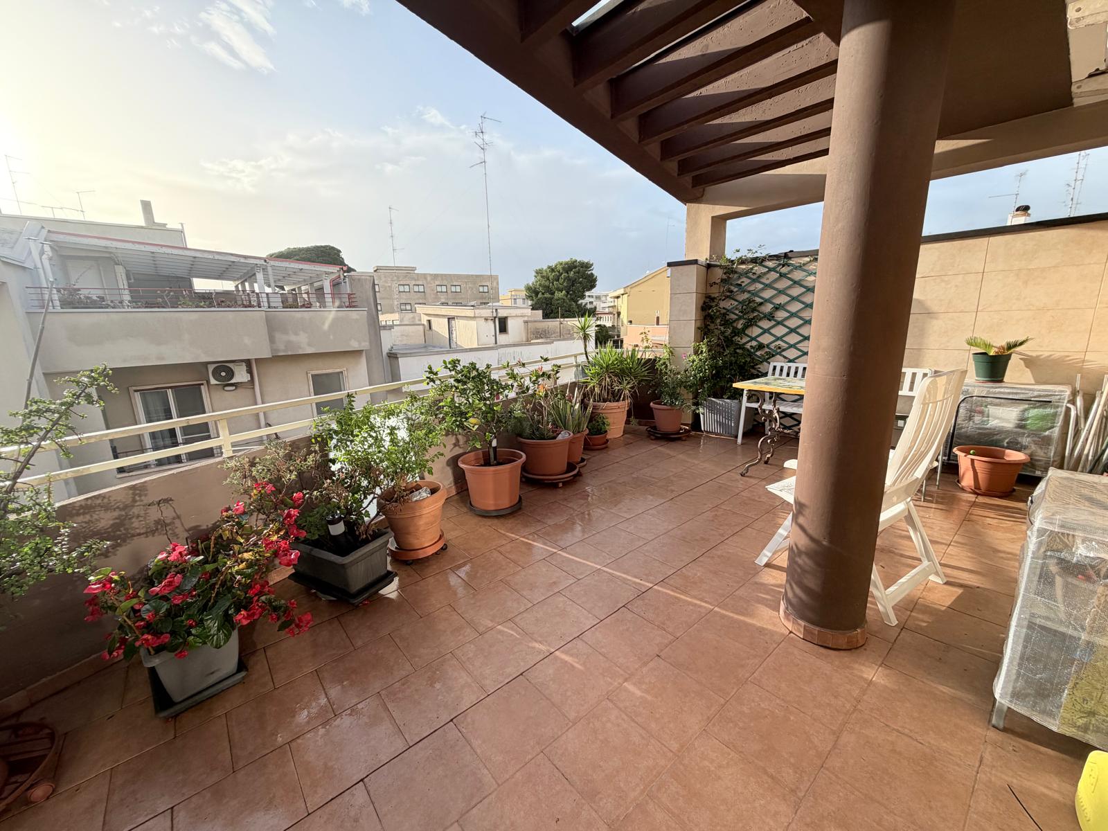 Rifinito attico con terrazzo e grandi balconi, mansarda pergolata e box auto – locato ottimo cliente