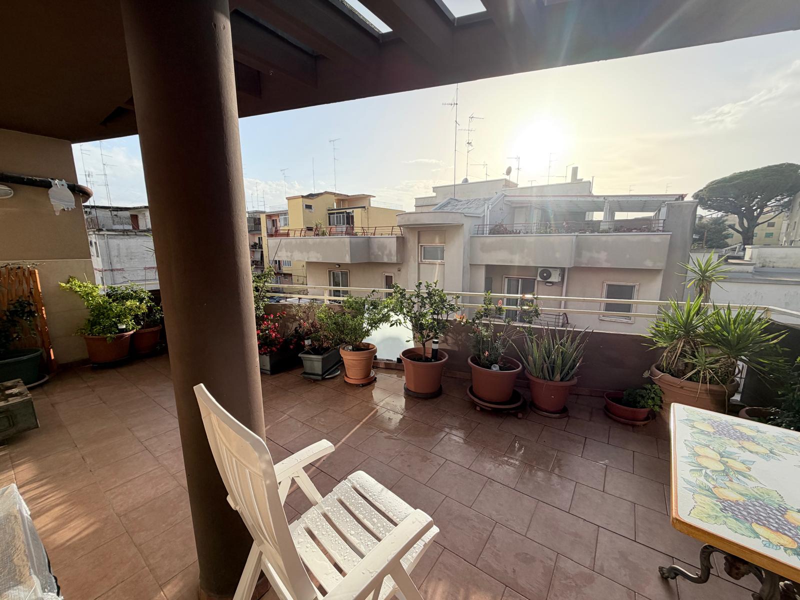 Rifinito attico con terrazzo e grandi balconi, mansarda pergolata e box auto – locato ottimo cliente