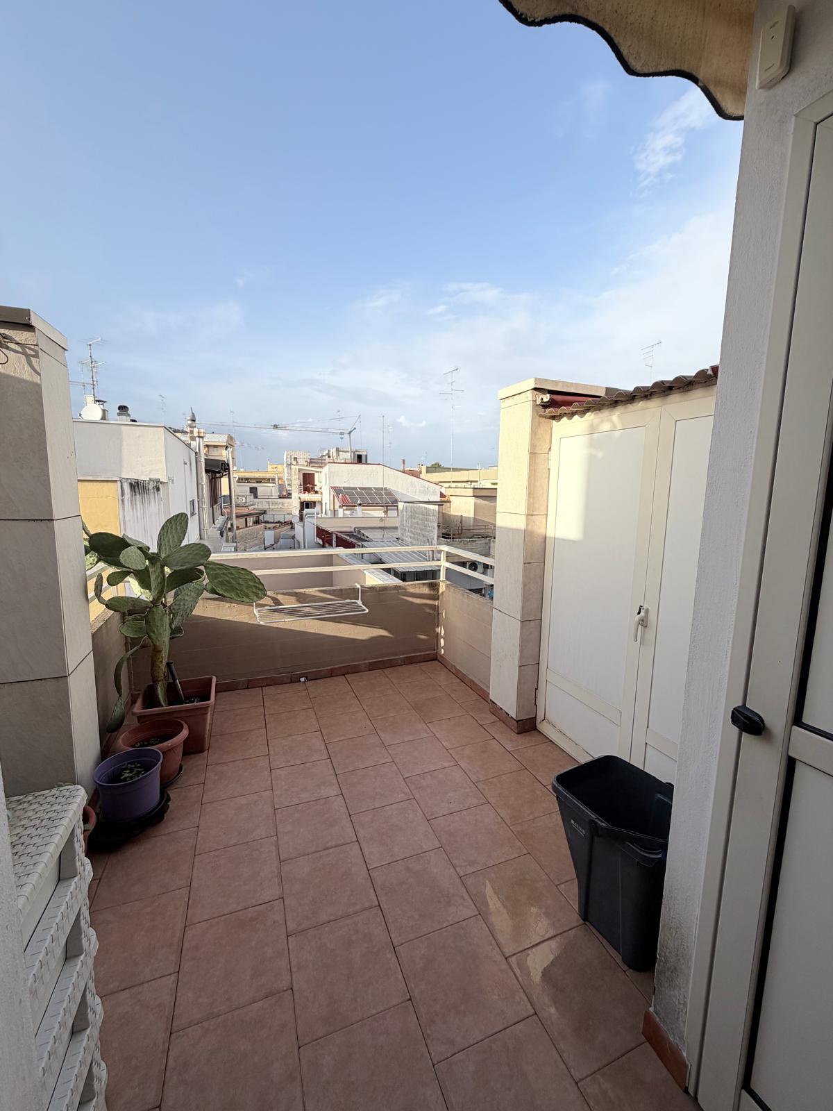 Rifinito attico con terrazzo e grandi balconi, mansarda pergolata e box auto – locato ottimo cliente
