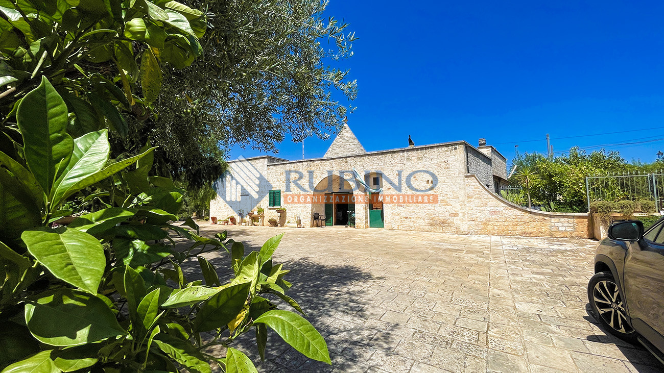 Caratteristica abitazione con trulli
