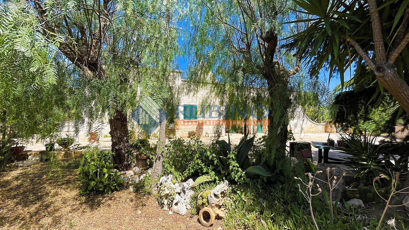 Caratteristica abitazione con trulli
