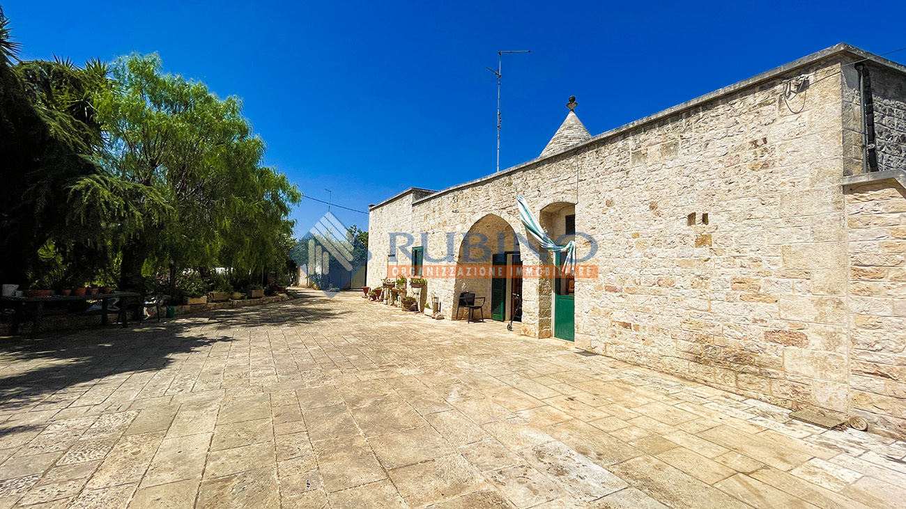 Caratteristica abitazione con trulli