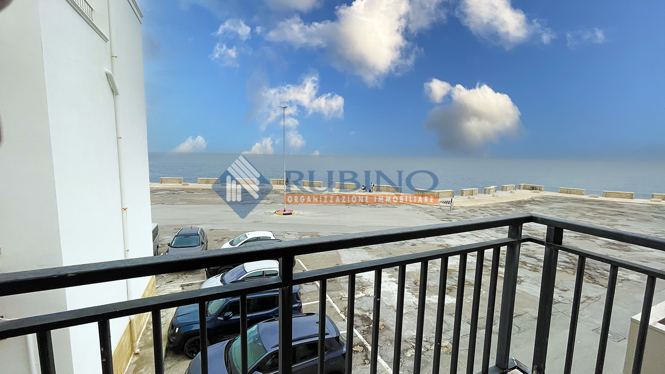 Casa indipendente fronte mare