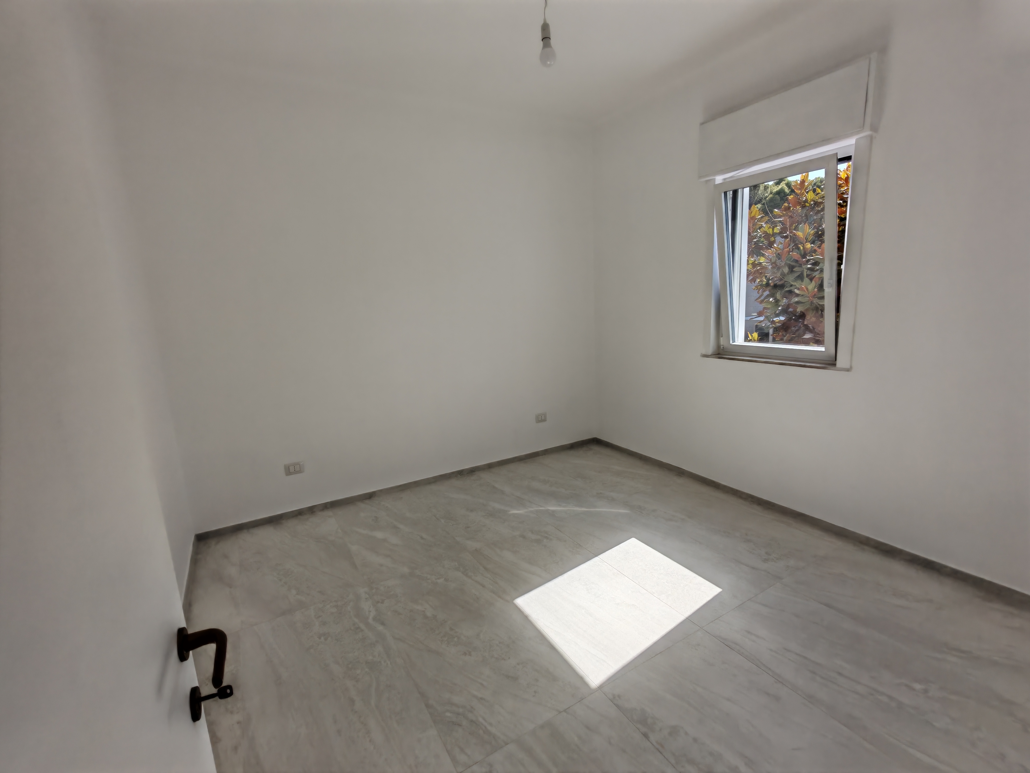 Ristrutturato quadrilocale con box auto e posto auto scoperto