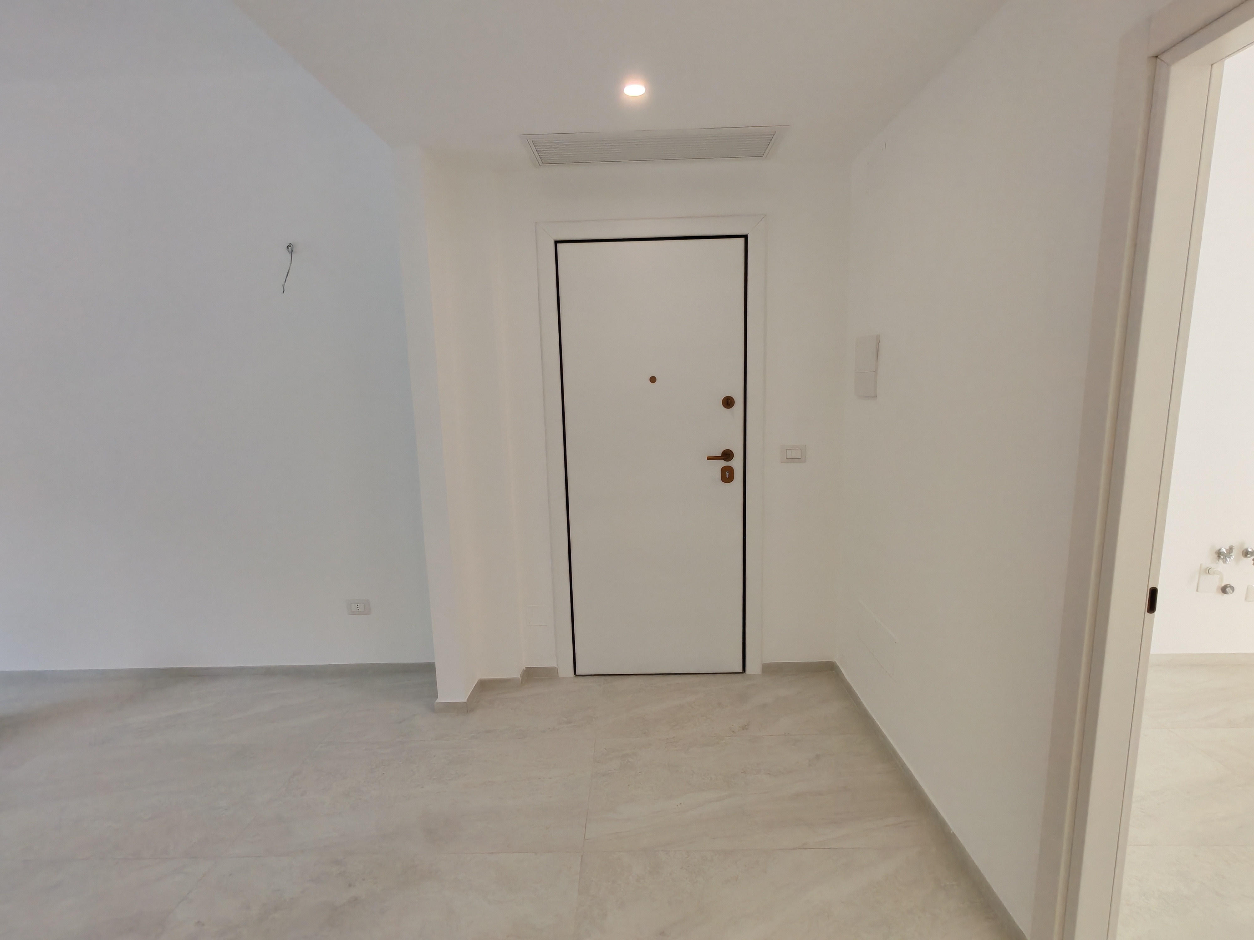 Ristrutturato quadrilocale con box auto e posto auto scoperto