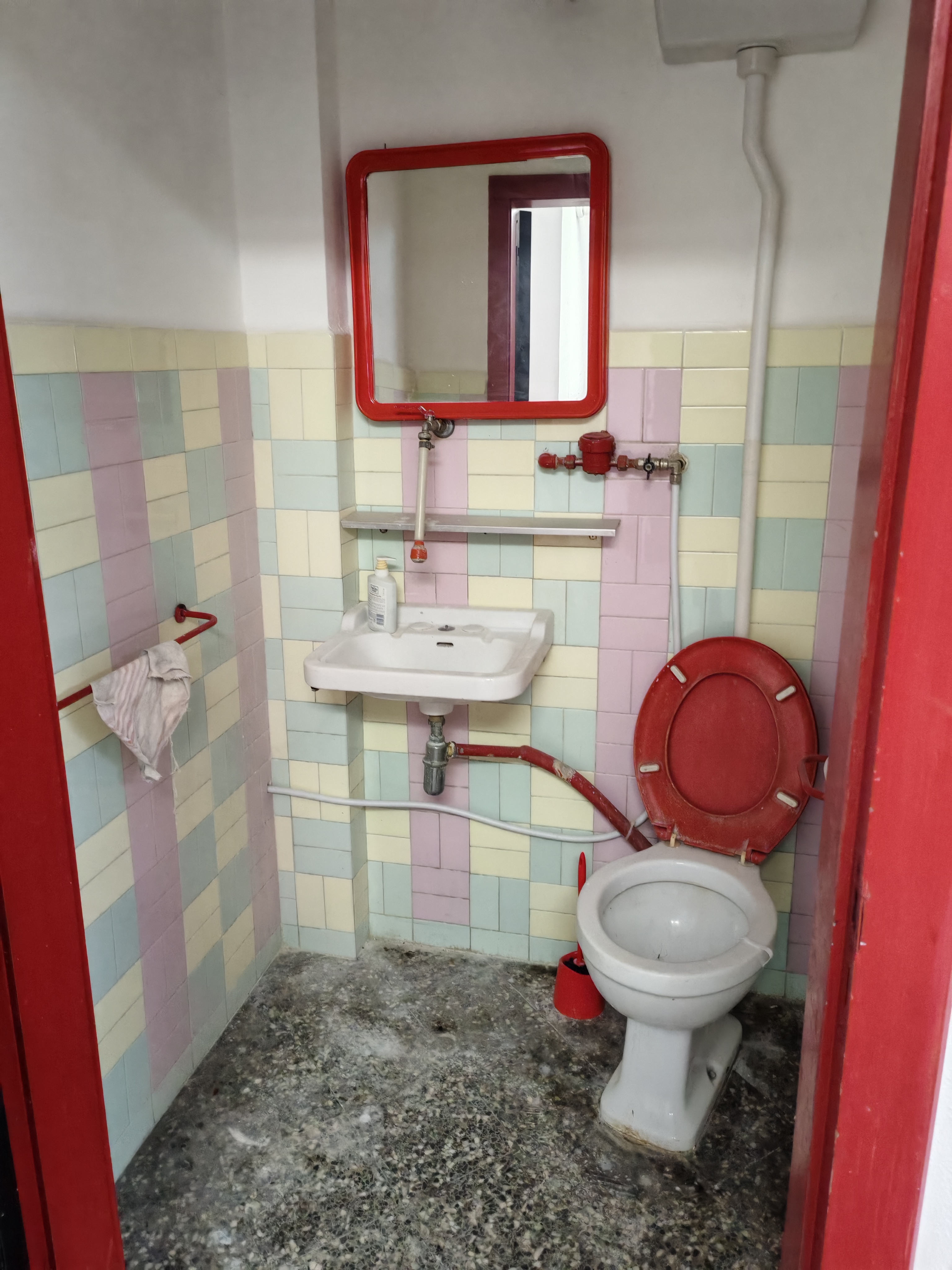 Ristrutturato quadrilocale con box auto e posto auto scoperto