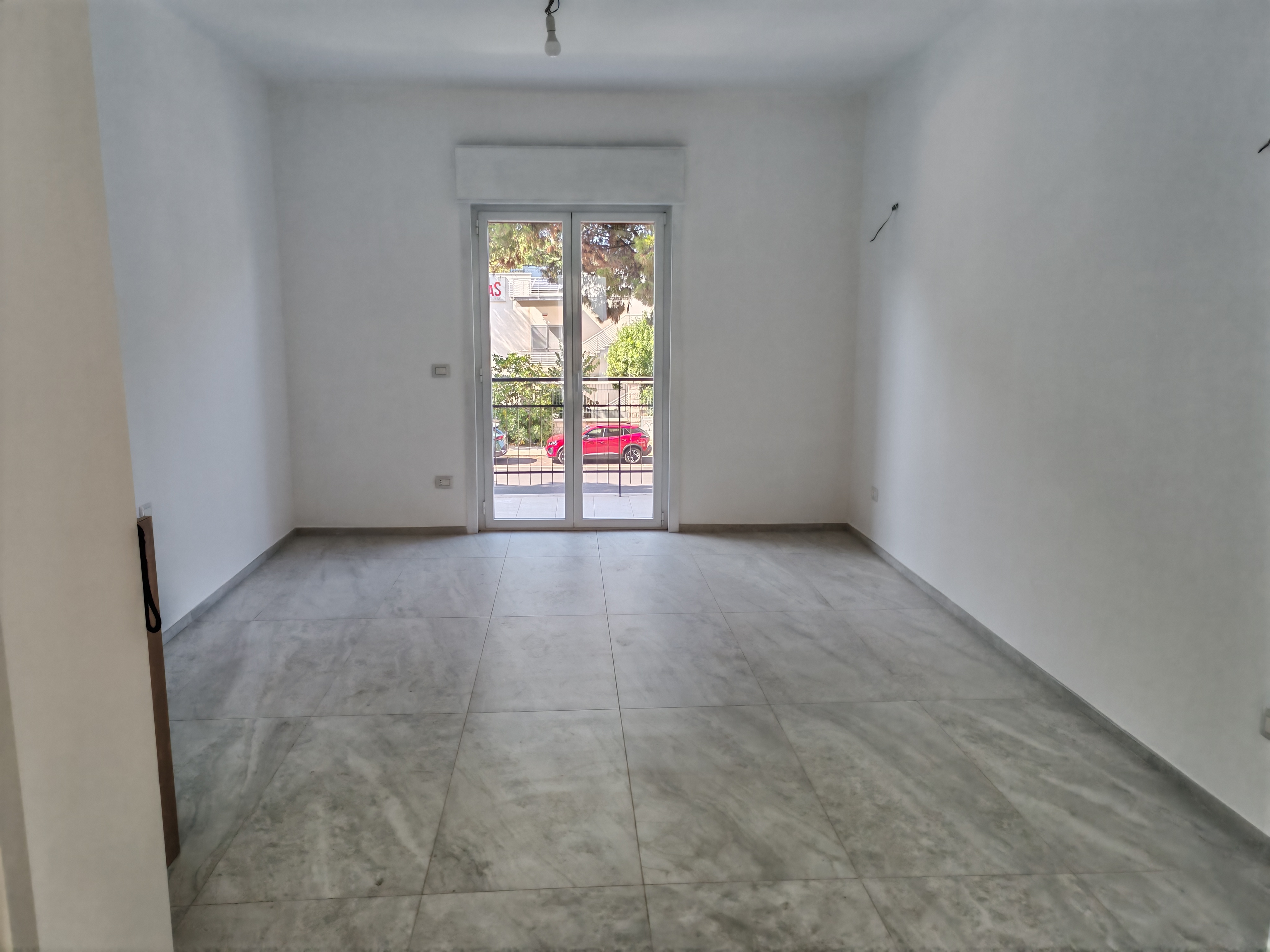 Ristrutturato quadrilocale con box auto e posto auto scoperto